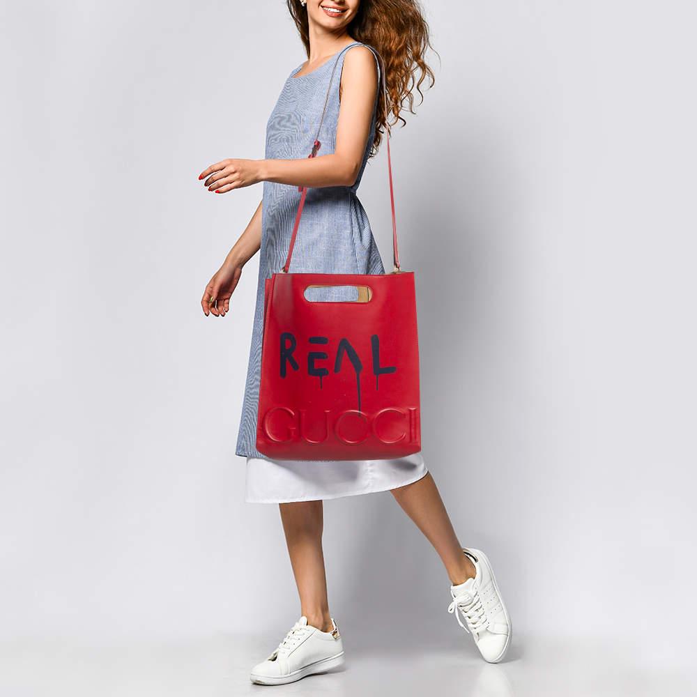 This alluring tote bag for women has been designed to assist you on any day. Convenient to carry and fashionably designed the tote is cut with skill and sewn into a great shape. It is well equipped to be a reliable accessory.
