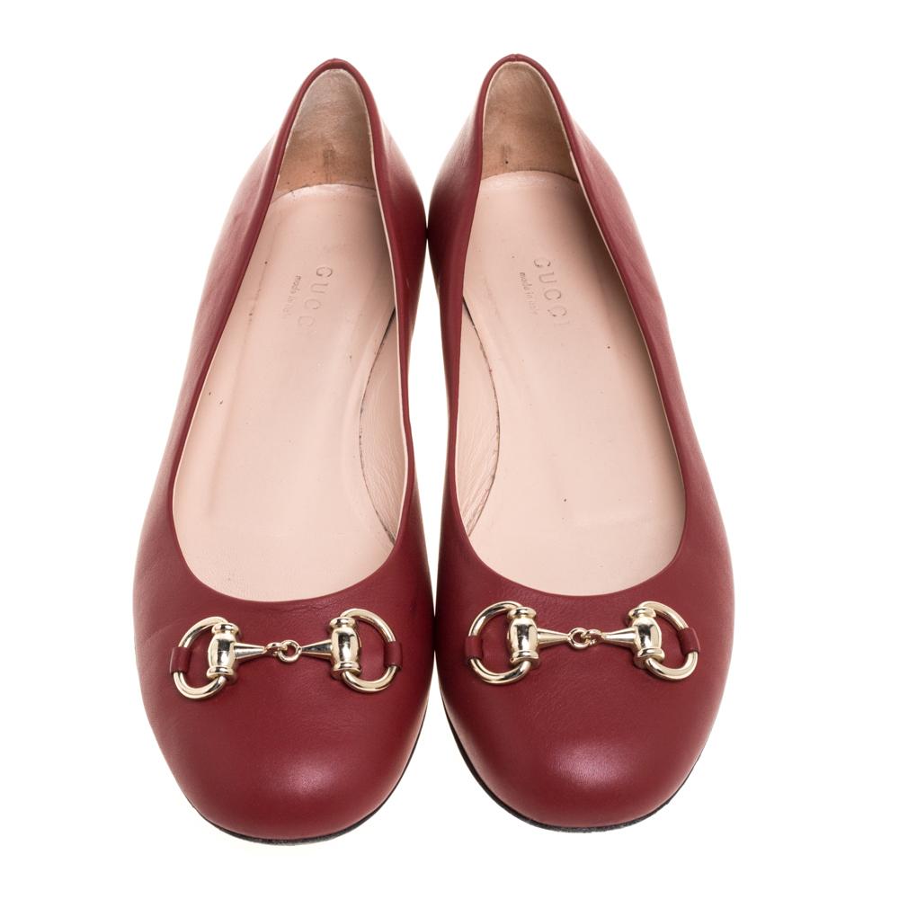 Nothing like a pretty pair of ballet flats to be in high comfort and style! Made from supple leather, these Gucci flats are detailed with the house's iconic gold-tone horsebit bar on the uppers. Style them on days when you want to save yourself from
