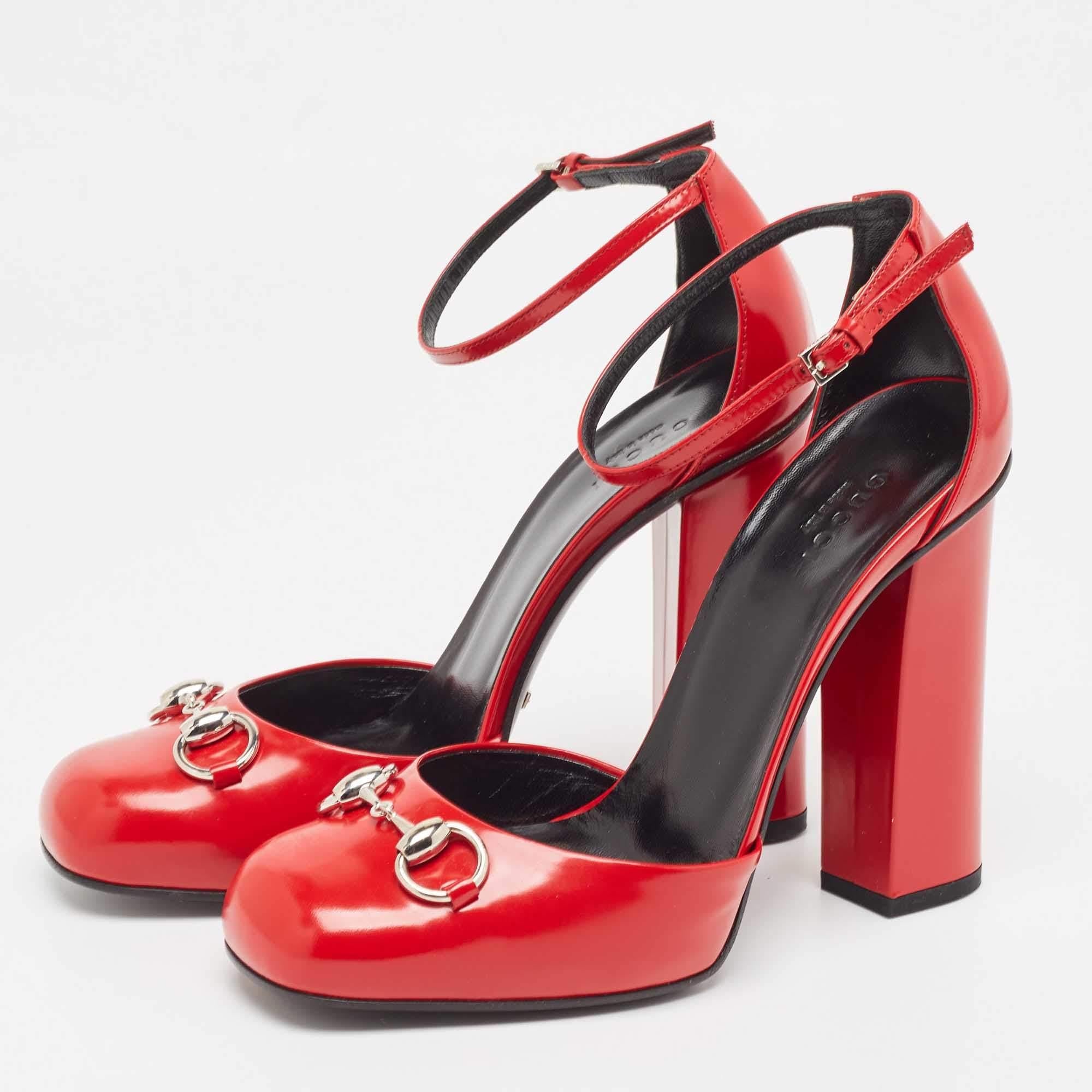 Parfaitement cousues et finies pour garantir un look et une coupe élégants, ces chaussures rouges Gucci sont un achat que vous aimerez arborer. Ils sont très beaux sur les pieds.

Comprend : Sac à poussière d'origine, boîte d'origine