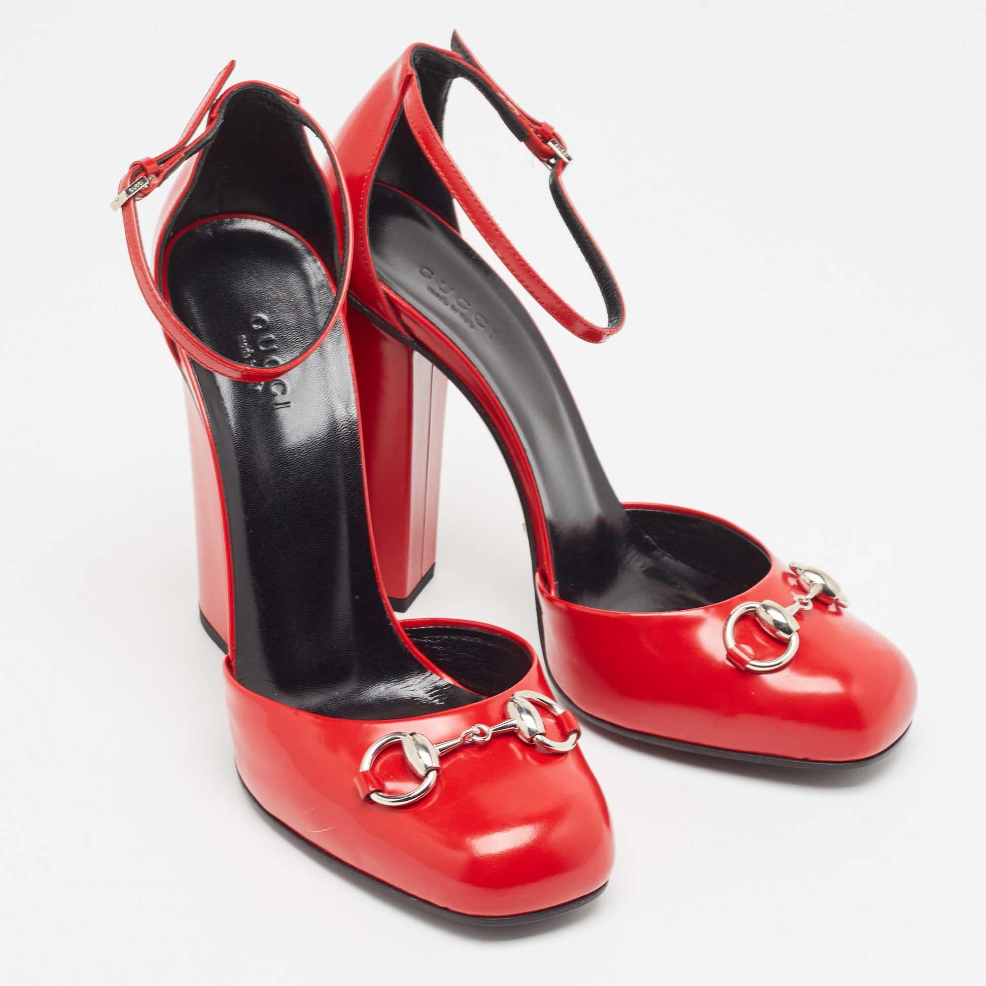 Gucci Red Leather Horsebit Block Heel Ankle Strap Sandals Size 38.5 In Excellent Condition For Sale In Dubai, Al Qouz 2