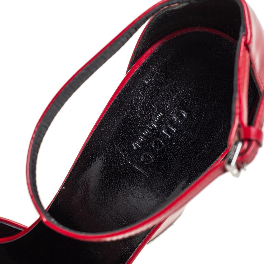 Gucci Red Leather Horsebit Block Heel Ankle Strap Sandals Size 38.5 In Good Condition In Dubai, Al Qouz 2