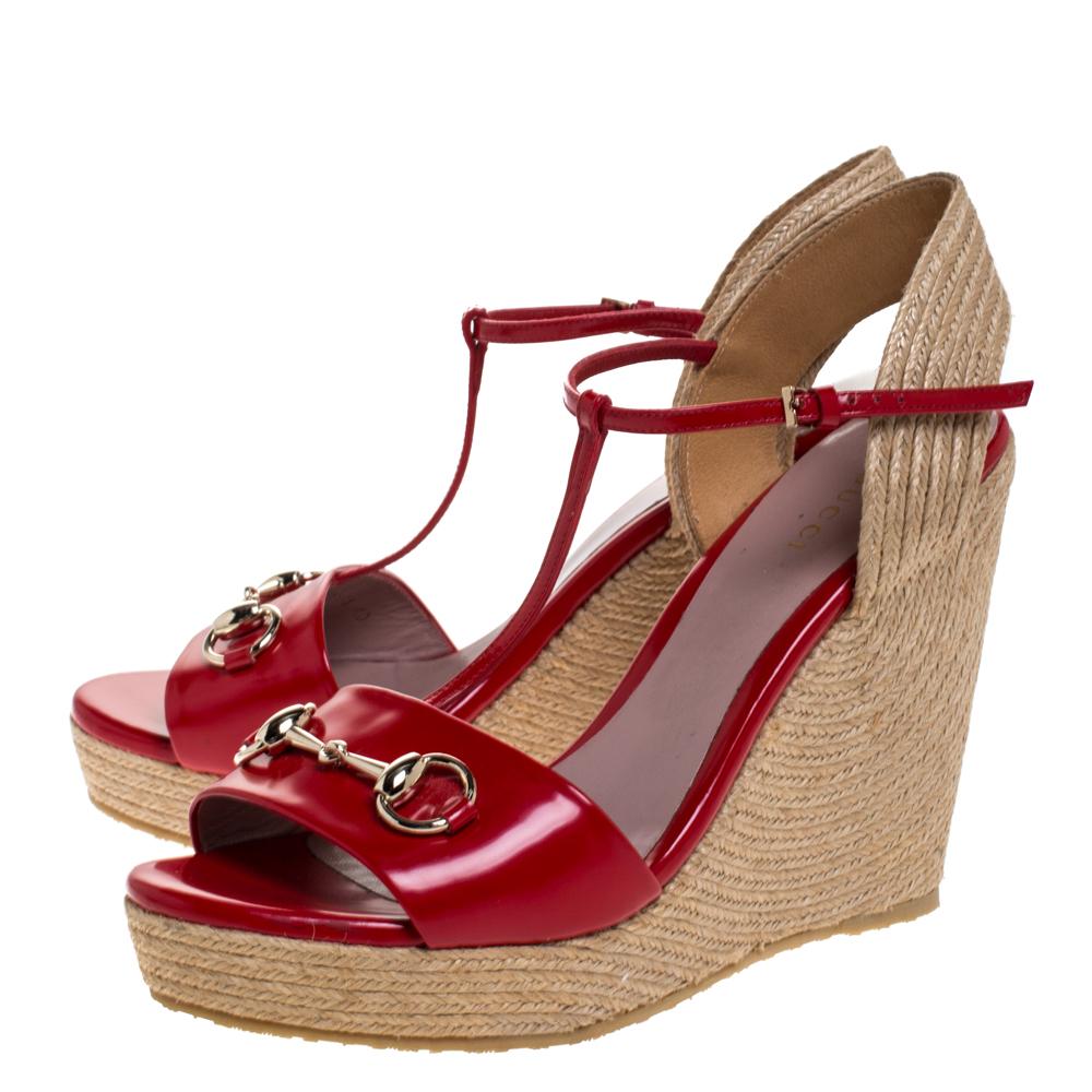 Gucci Red Leather Horsebit T-Strap Espadrille Wedge Sandals Size 40 In Good Condition In Dubai, Al Qouz 2