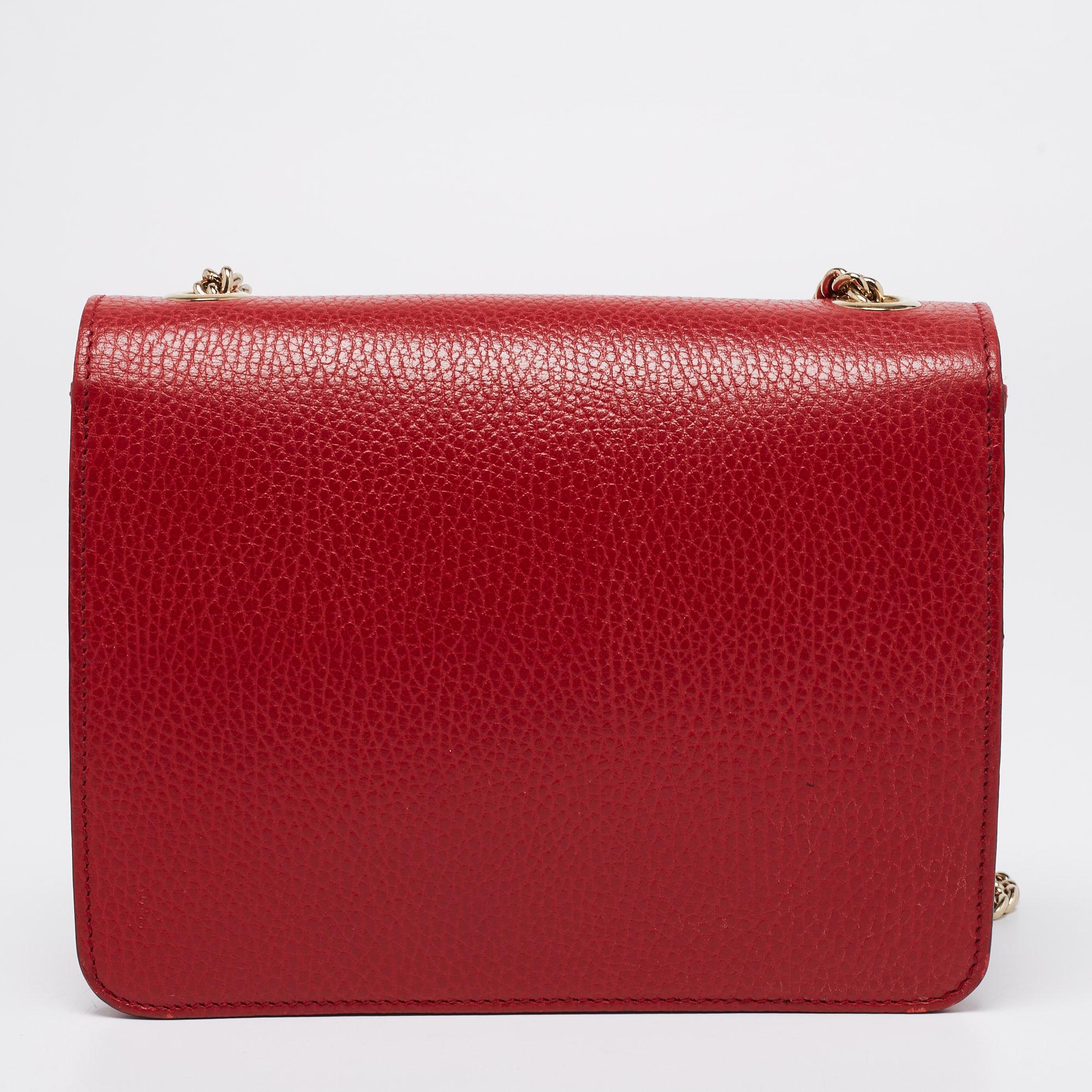 For days when you need just essentials, carry this Gucci women's shoulder bag. It is finely crafted from leather in a structured silhouette and is added with an interlocking G on the flap as well as a slender chain strap for you to carry with
