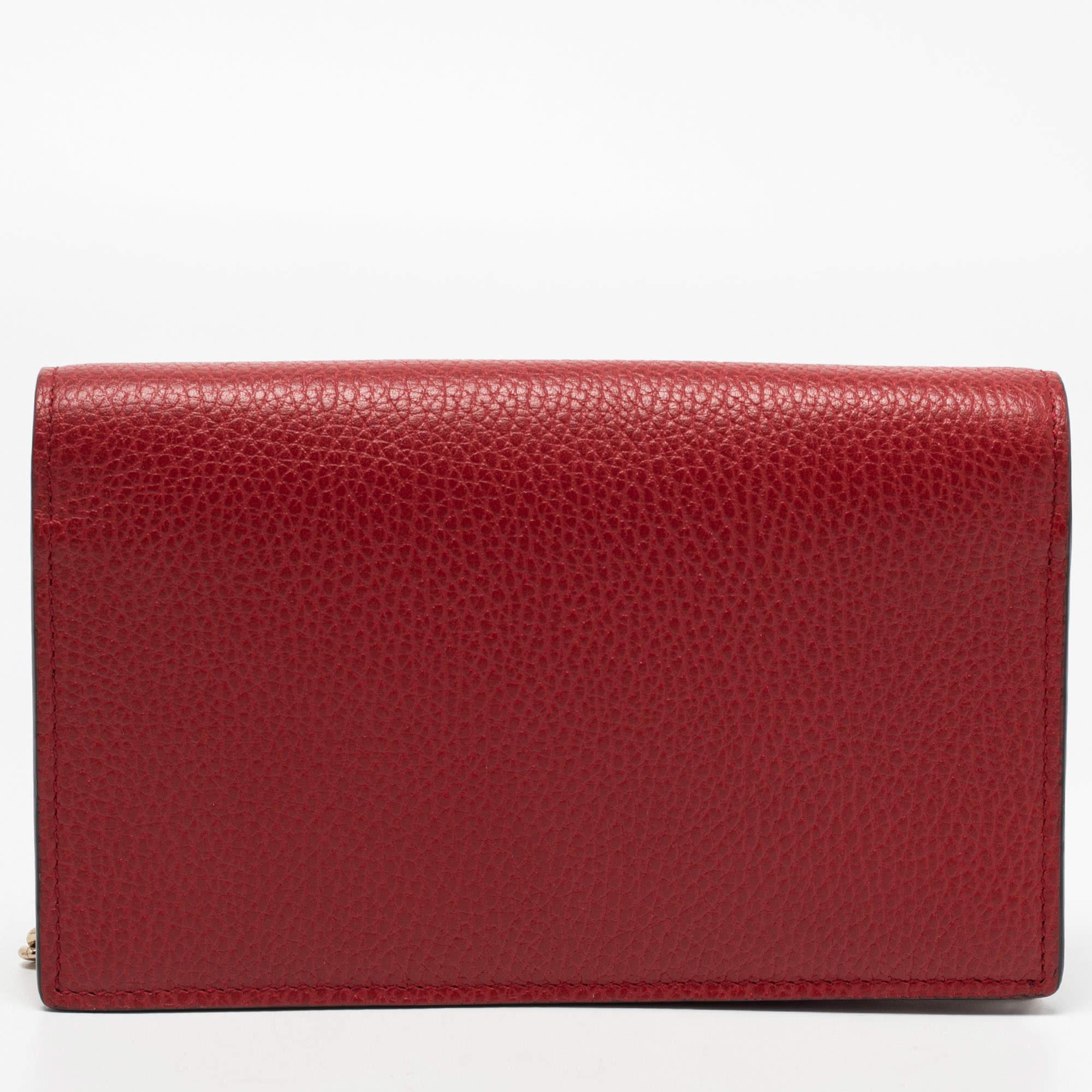 Coming from Gucci, this clutch bag will showcase your fashion-forward choice. Presenting a lovely shade of red and the Interlocking G logo on the front flap, this bag proves to be an impeccable and contemporary addition to your closet.

Includes: