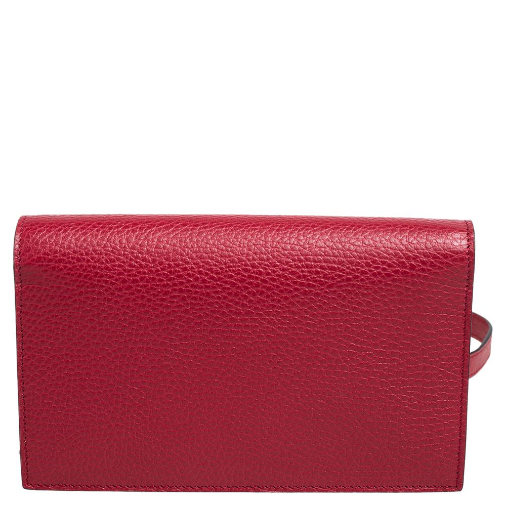 A Gucci classic, this bag is effortlessly stylish. It features a red leather exterior and the GG logo is flaunted on the front flap. The leather-fabric lined interior can carry all your essentials and the bag can also be carried as a clutch. It's
