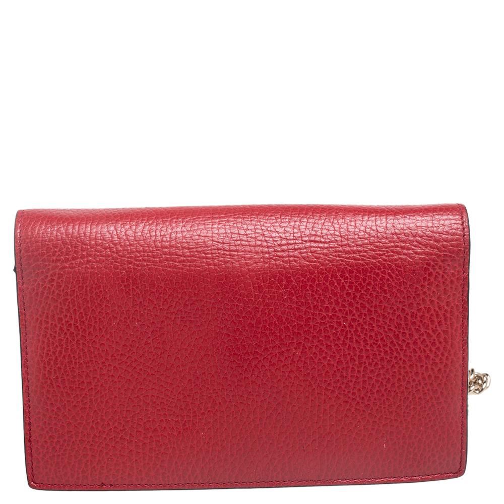 A Gucci classic, this piece is effortlessly stylish and elegant! This wallet on chain has been crafted using attractive red leather and highlighted with a gold-toned Interlocking G motif on the front. It comes with a chain shoulder strap. This