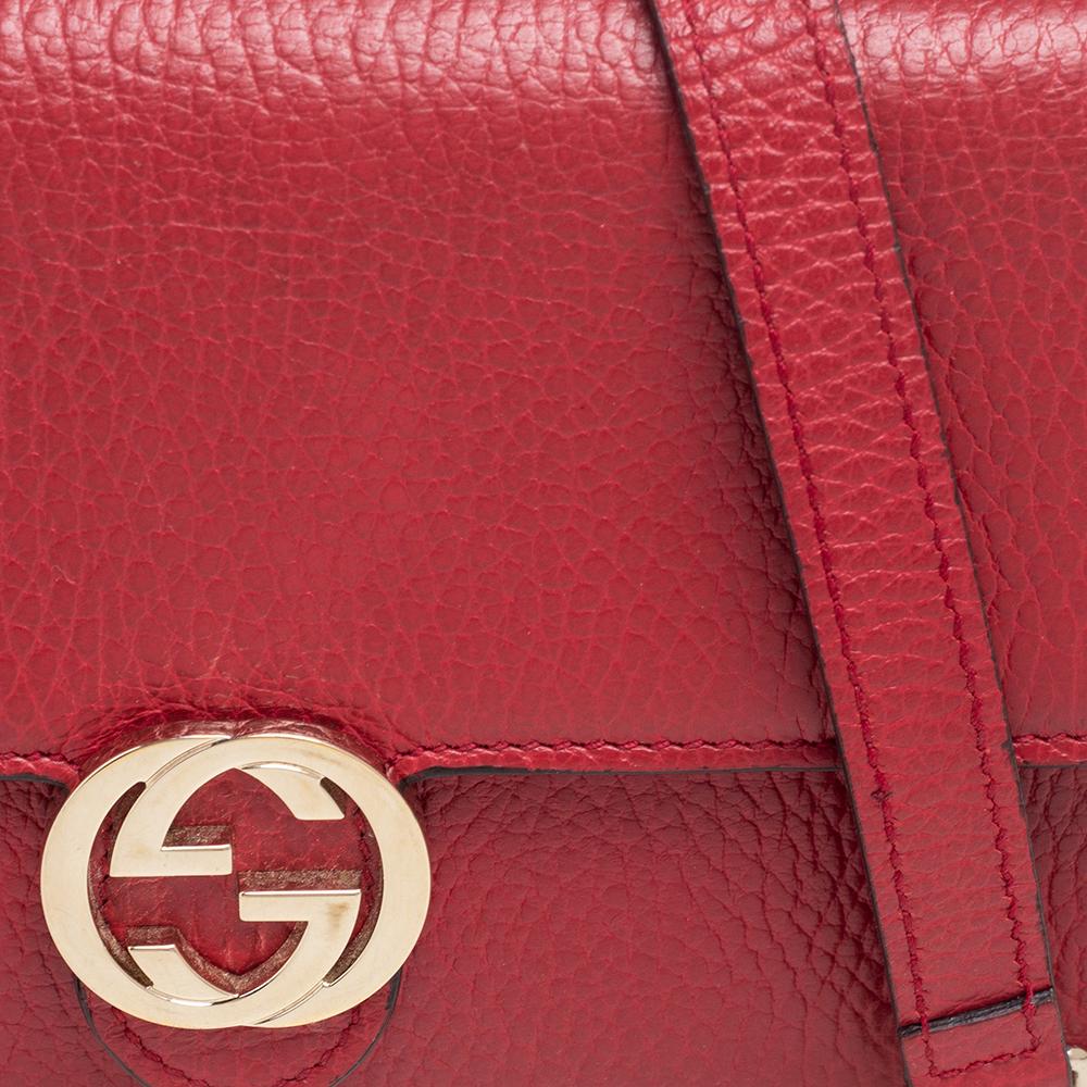 Gucci Red Leather Interlocking G Wallet on Chain In Good Condition In Dubai, Al Qouz 2