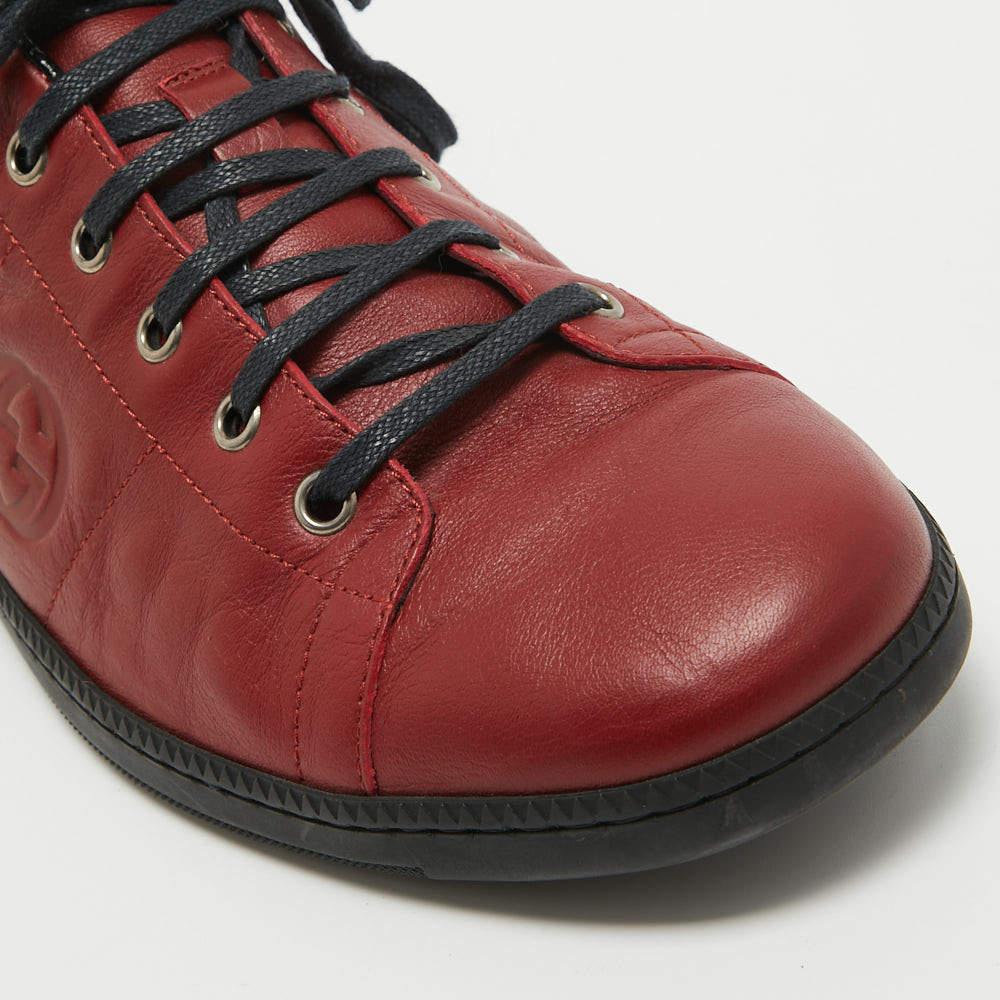 Gucci Red Leather Interlocking Low Top Sneakers Size 44 In Good Condition For Sale In Dubai, Al Qouz 2