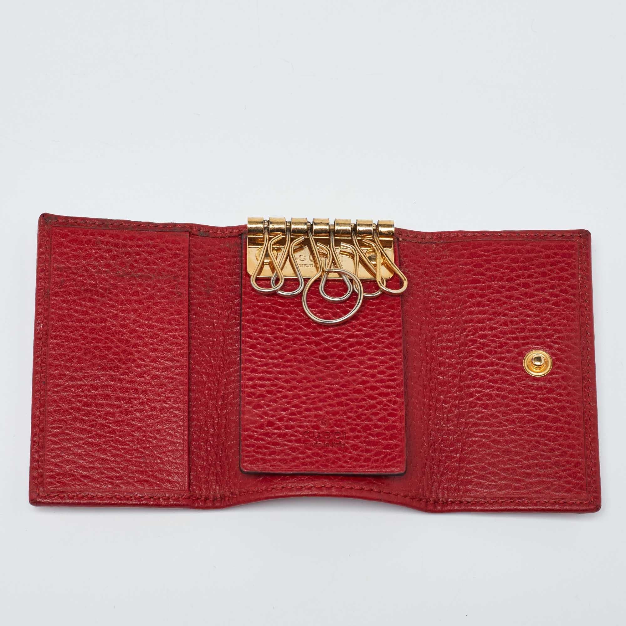 Gucci Red Leather Key Case In Fair Condition For Sale In Dubai, Al Qouz 2