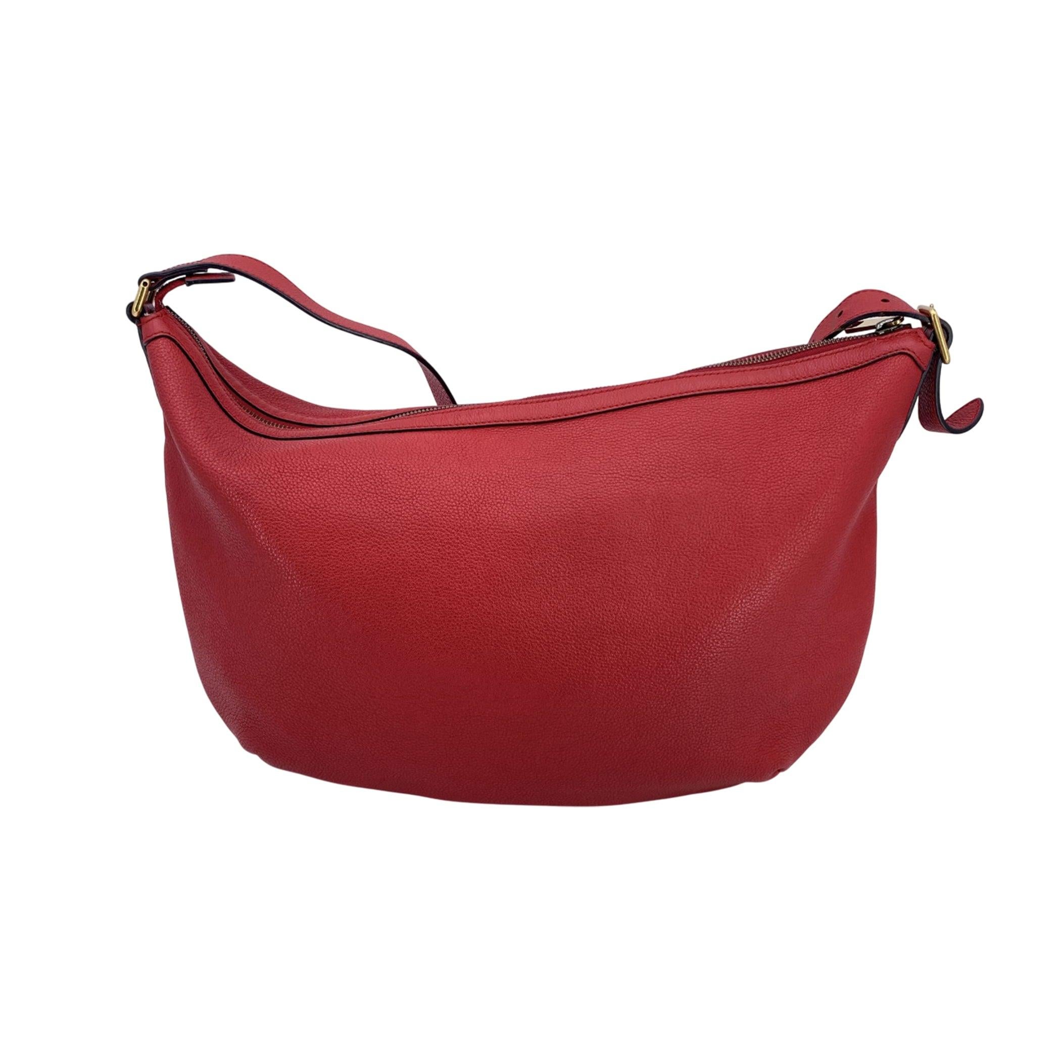 Ce magnifique objet est accompagné d'un certificat d'authenticité fourni par Entrupy. Le certificat sera délivré sans frais supplémentaires Audacieux, sans effort et sans équivoque pour Gucci, ce sac hobo demi-lune en cuir rouge grainé avec