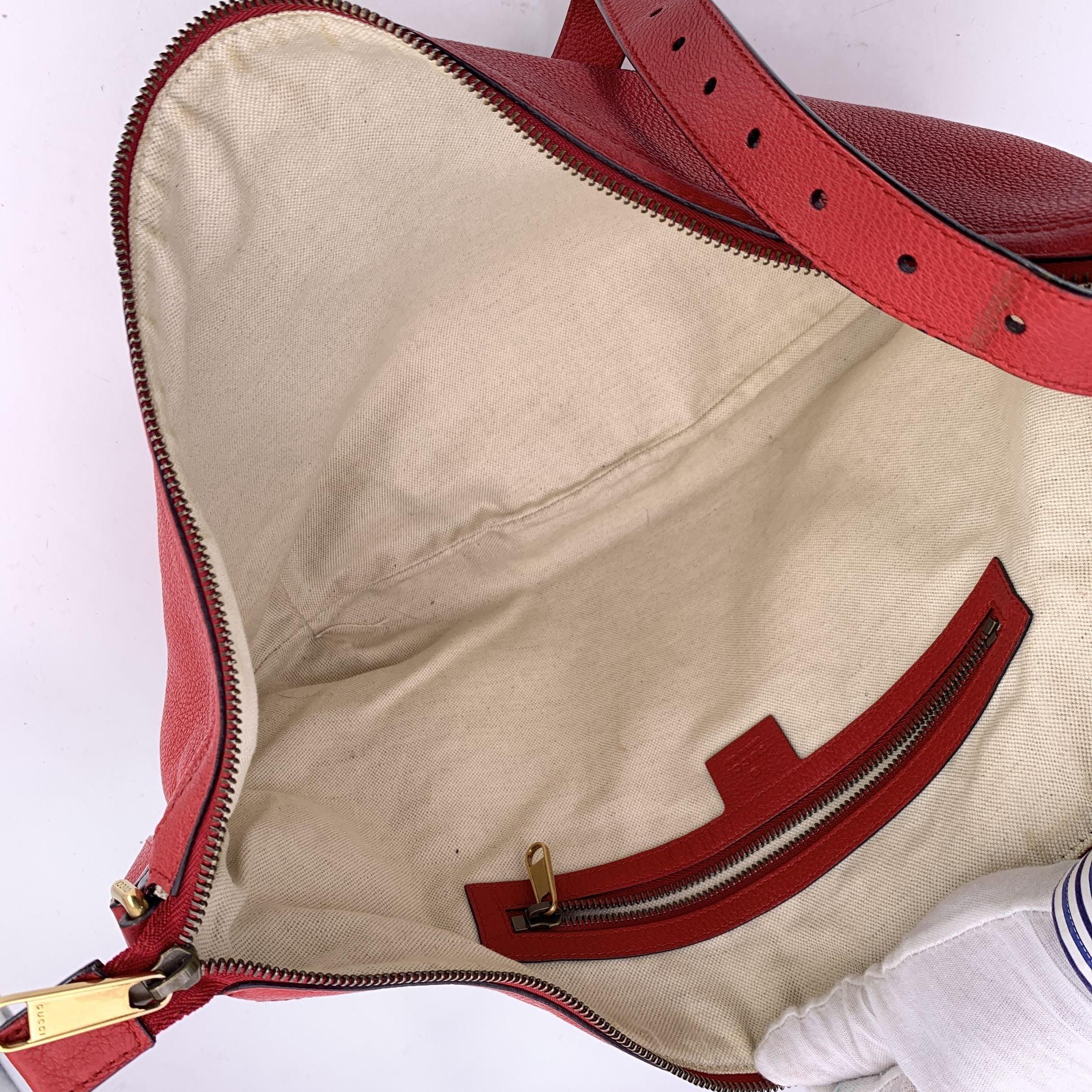 Sac à bandoulière Gucci en cuir rouge imprimé logo demi-lune Excellent état à Rome, Rome