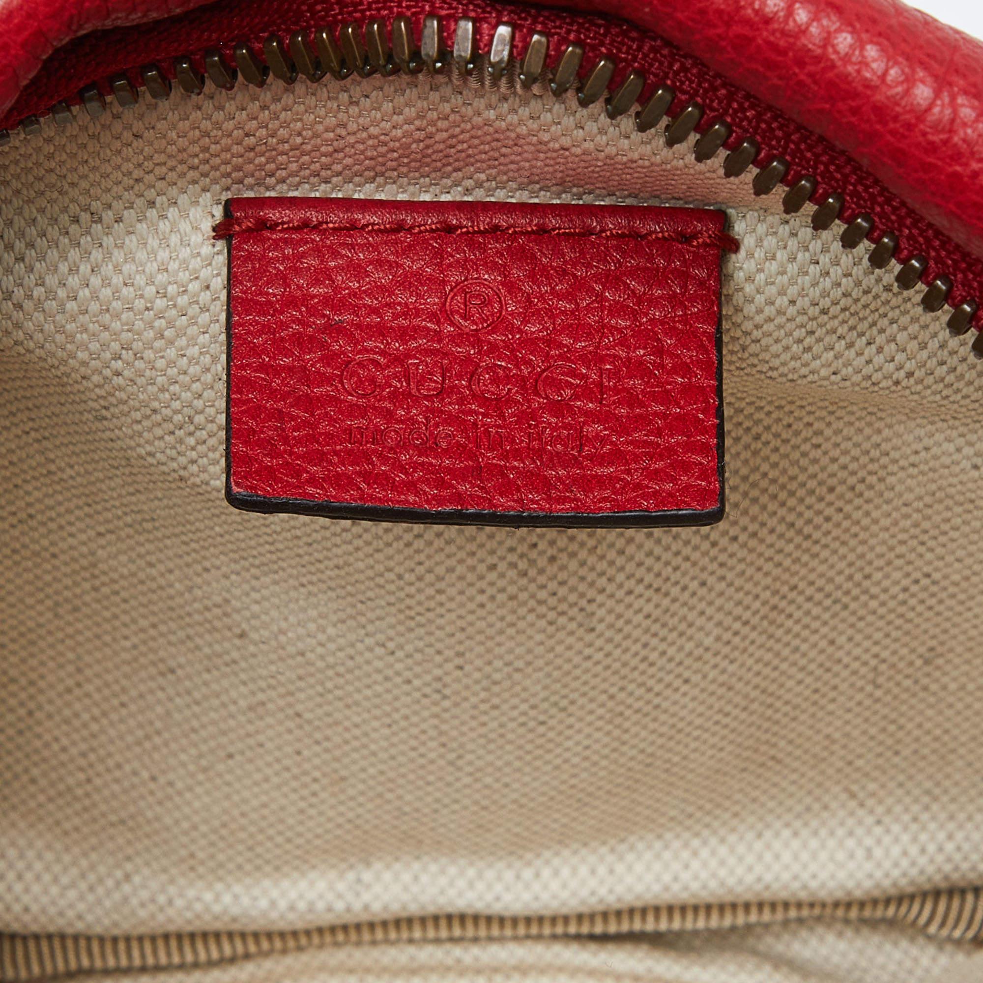 Gucci Web-Gürteltasche aus rotem Leder mit Logo im Angebot 3