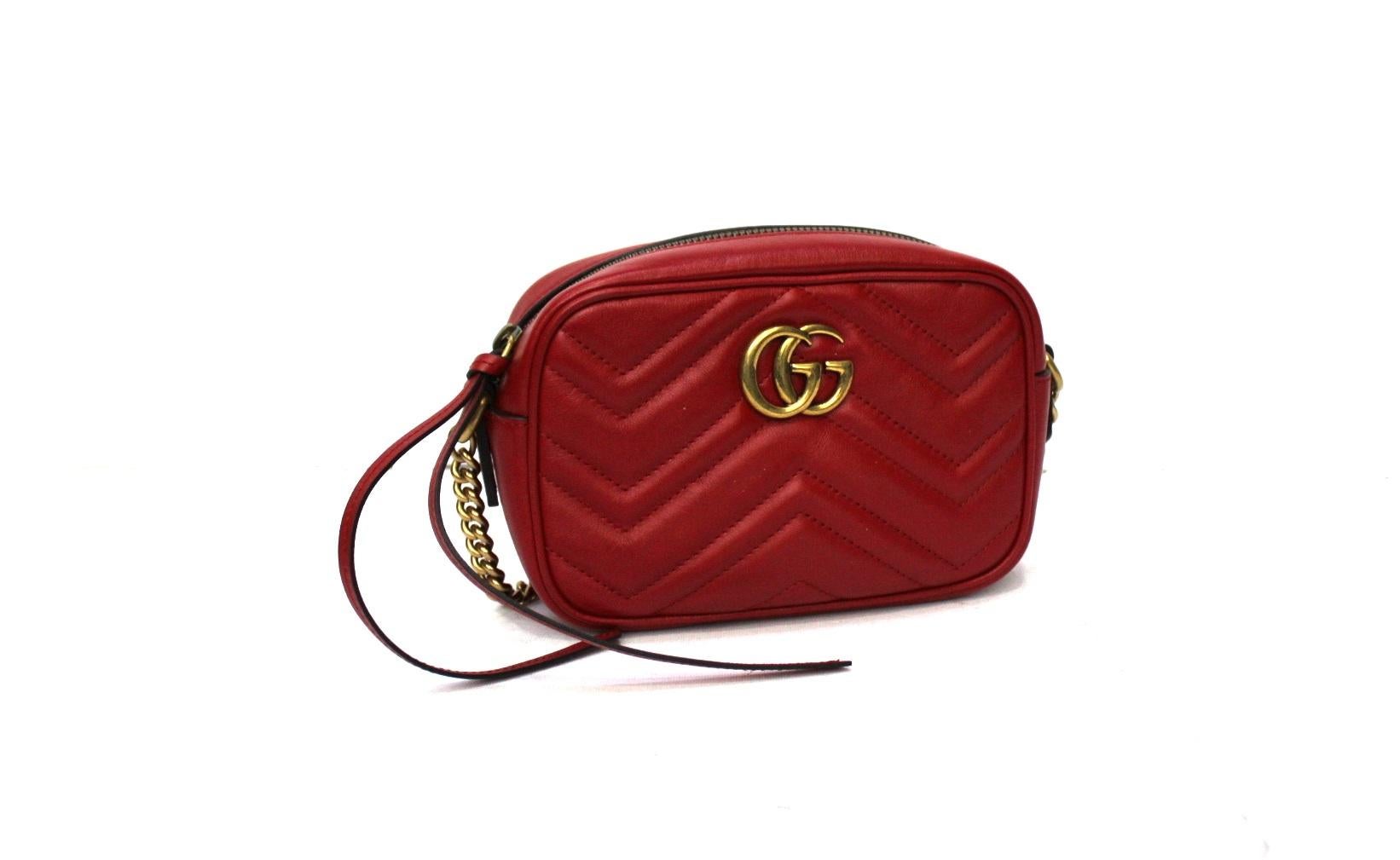 Gucci Marmont mini camera bag model in red leather. Gold hardware. Zip closure. Internally quite large. Excellent for your trendy outfits. It is in perfect condition.