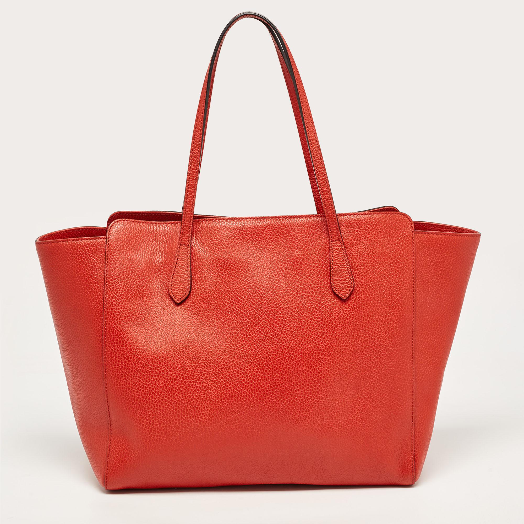 Created from high-quality materials, this Gucci tote is enriched with functional and classic elements. It can be carried around conveniently, and its interior is perfectly sized to keep your belongings with ease.

Includes: Original Dustbag, Info