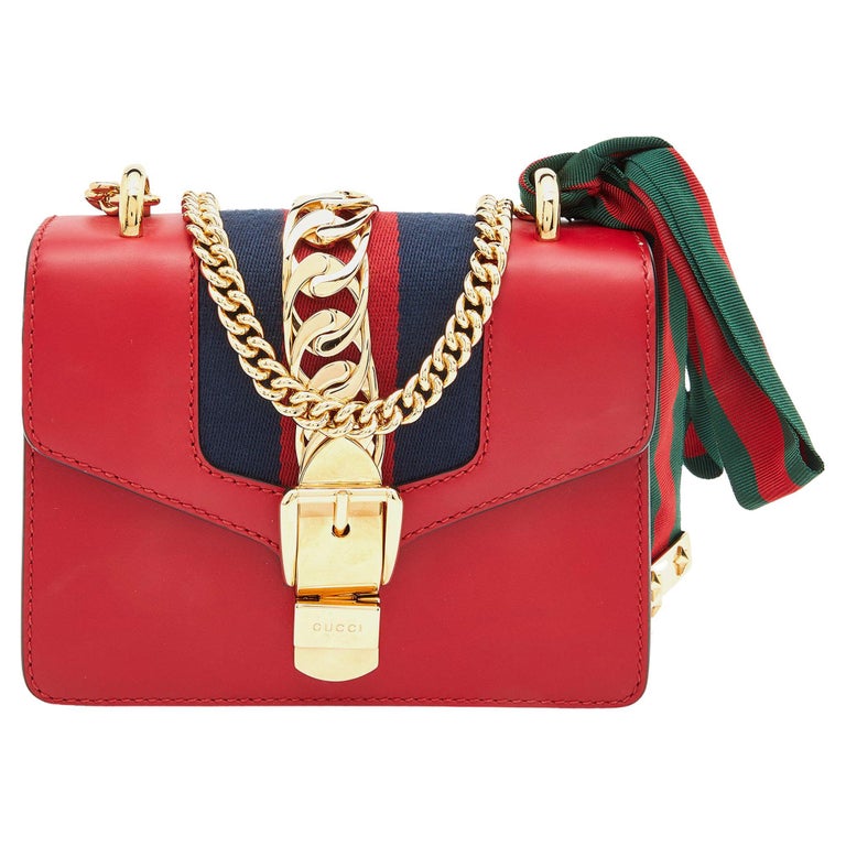 Gucci - Mini sac à bandoulière en cuir rouge « Web Chain » Sylvie En vente  sur 1stDibs