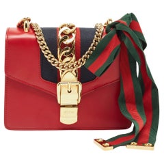 Gucci - Mini sac à bandoulière en cuir rouge « Web Chain » Sylvie
