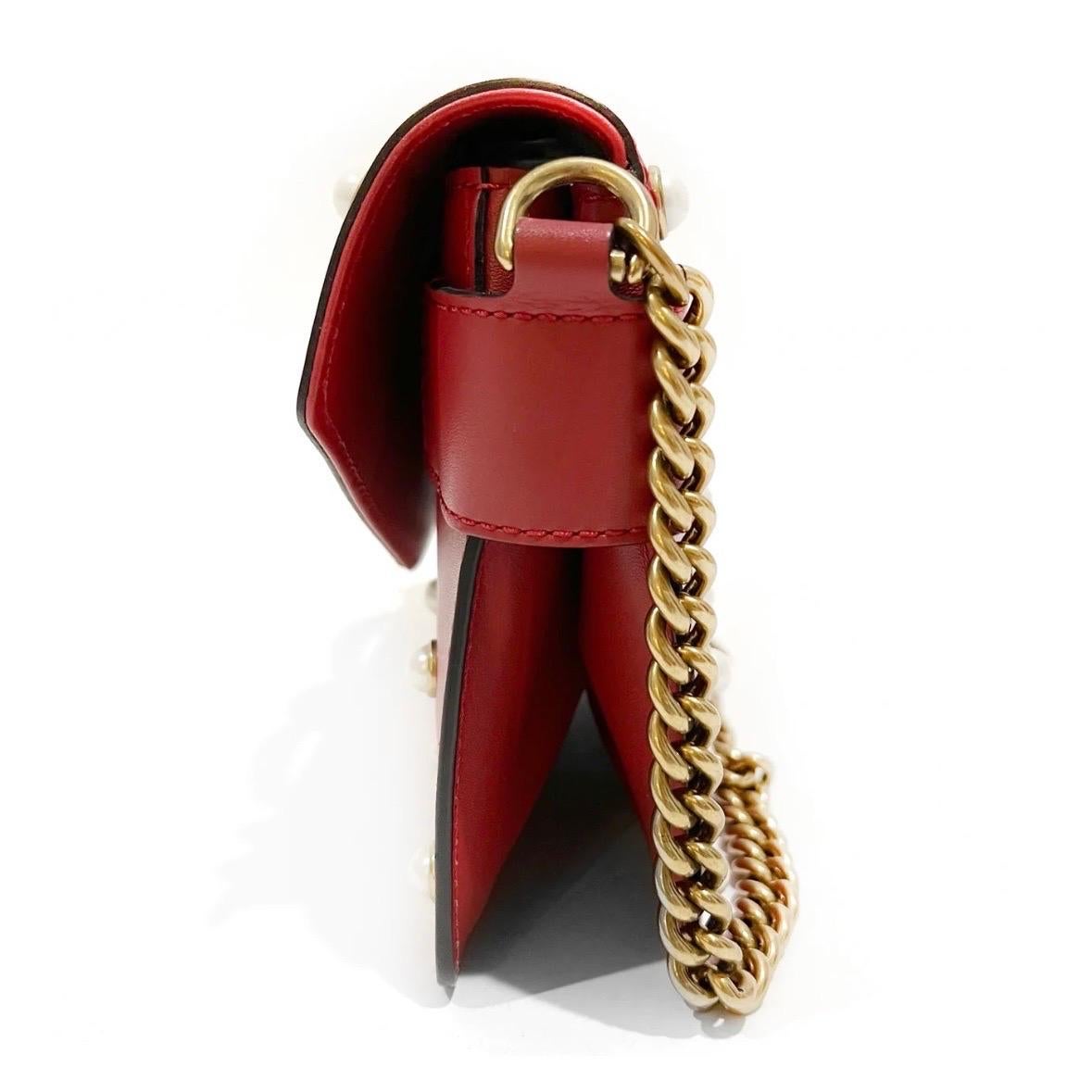 Gucci Red Leather Pearl Studded Mini Broadway Bee Envelope Bag In Good Condition In Los Angeles, CA