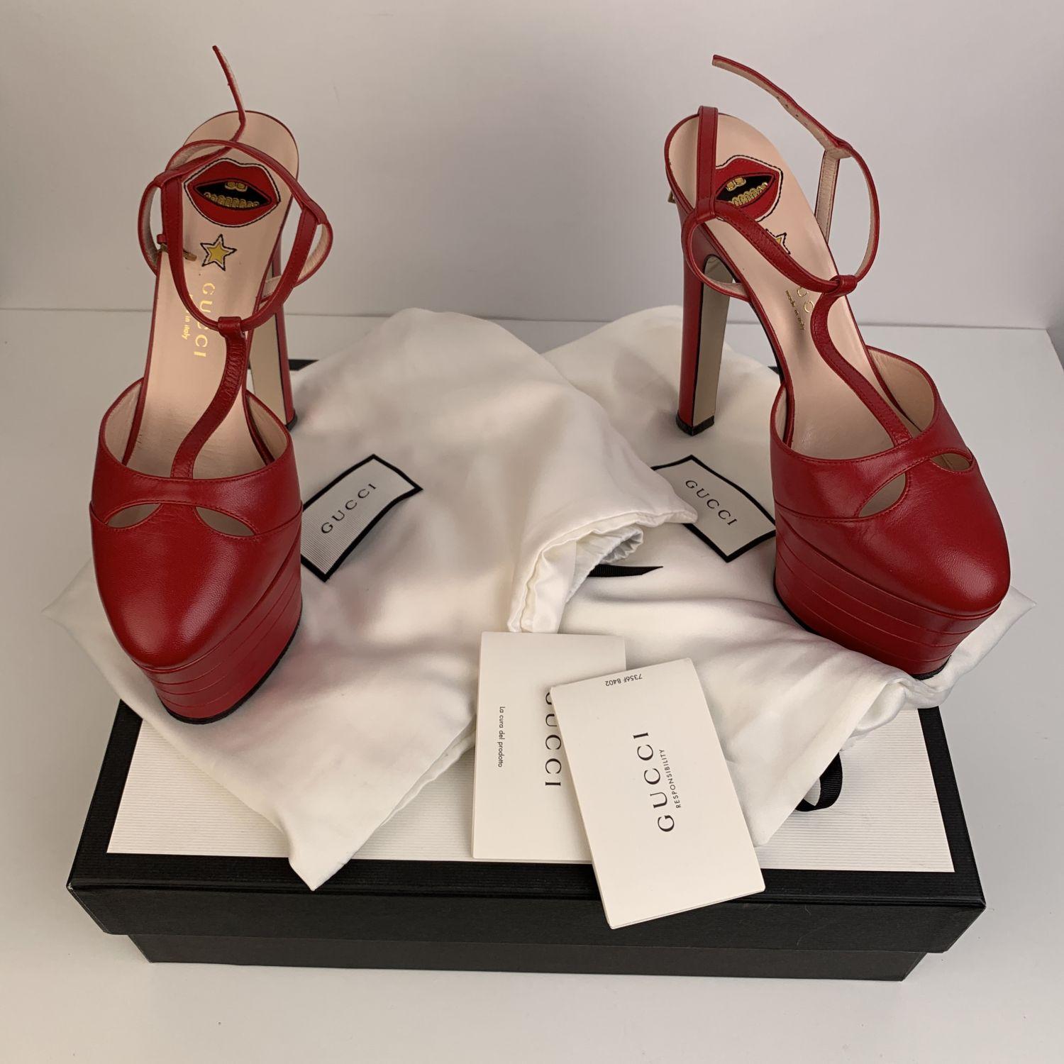 Escarpins à talons hauts en cuir rouge 'Angel' de Gucci, fabriqués en cuir rouge. Elles présentent des découpes sur le dessus, un design vintage, une bride en T et une bride réglable à la cheville. Plateformes de 6,3 cm. Talons fins couverts (6,5