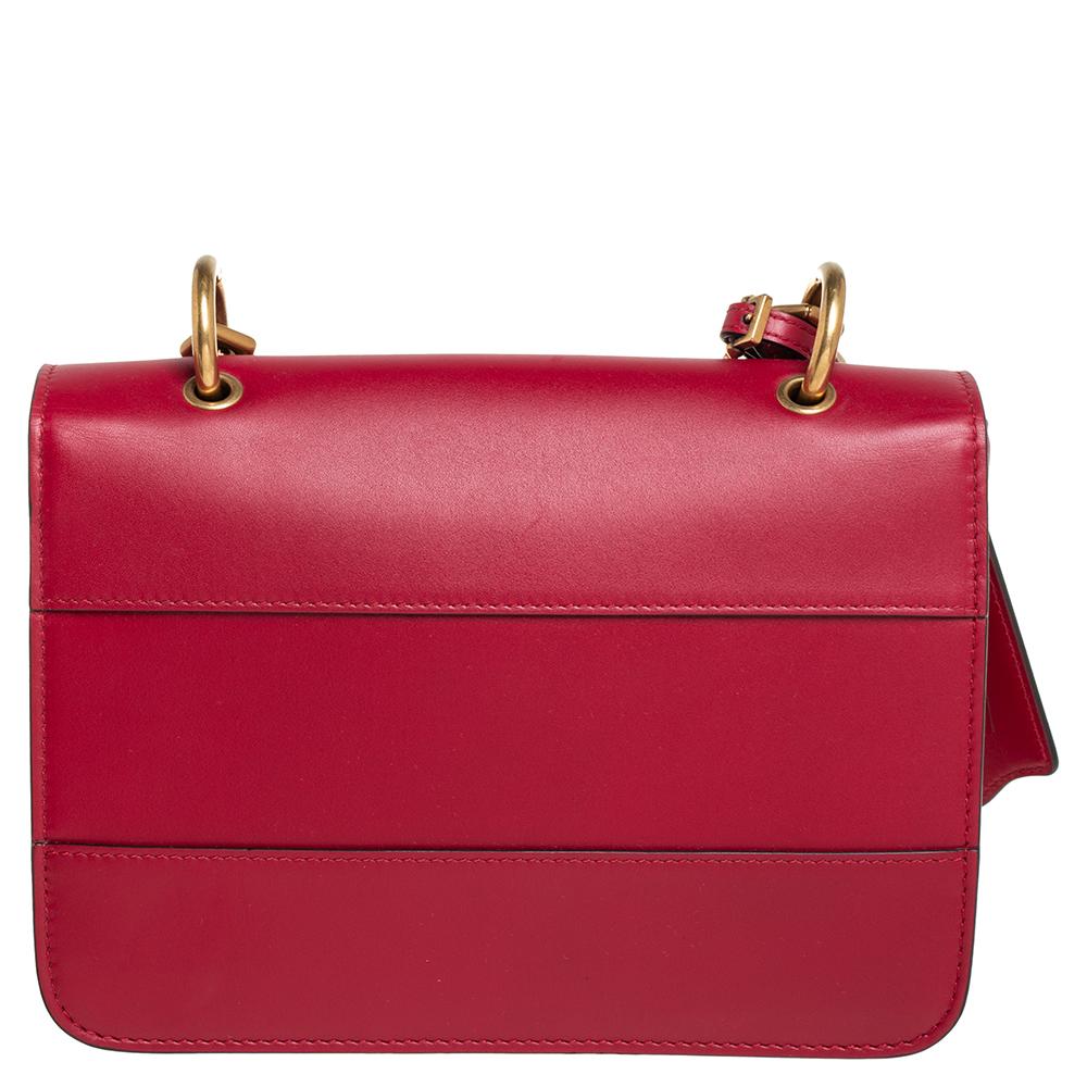 This impeccable beauty by Gucci is totally a fashion inspiration. The Queen Margaret bag is crafted from red leather features an exquisite design. It flaunts gold-tone metal bee detail on the front that is embellished with pearls and crystals. The