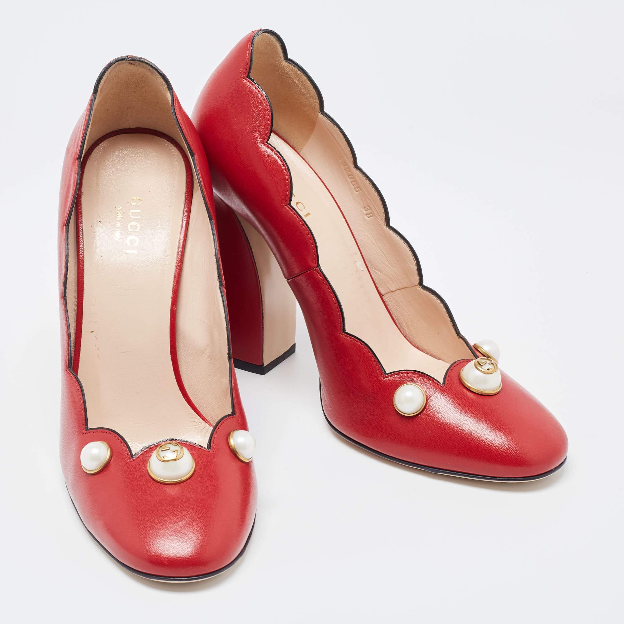 Strike the right pose with these marvelous pumps from Gucci. They've been crafted from leather and styled with scallop details and faux pearl embellishments. The pair is balanced on block heels and they'll look amazing with your tulle dresses and
