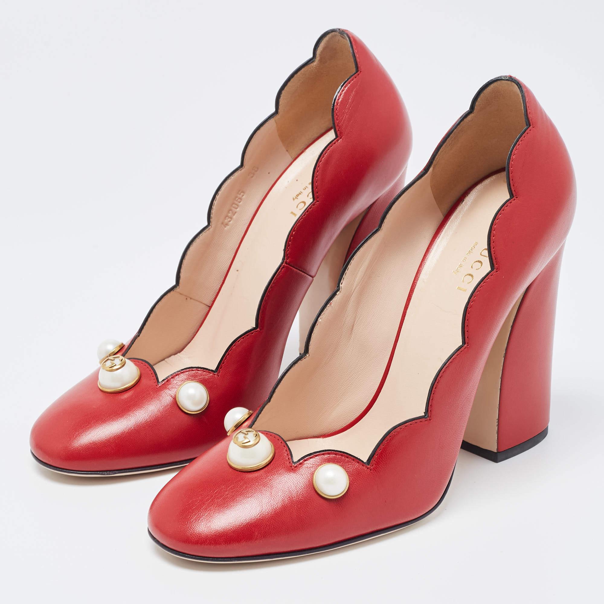 Gucci Red Leather Scalloped Willow Pearl Embellished Block Heel Pumps Size 38 In Good Condition For Sale In Dubai, Al Qouz 2