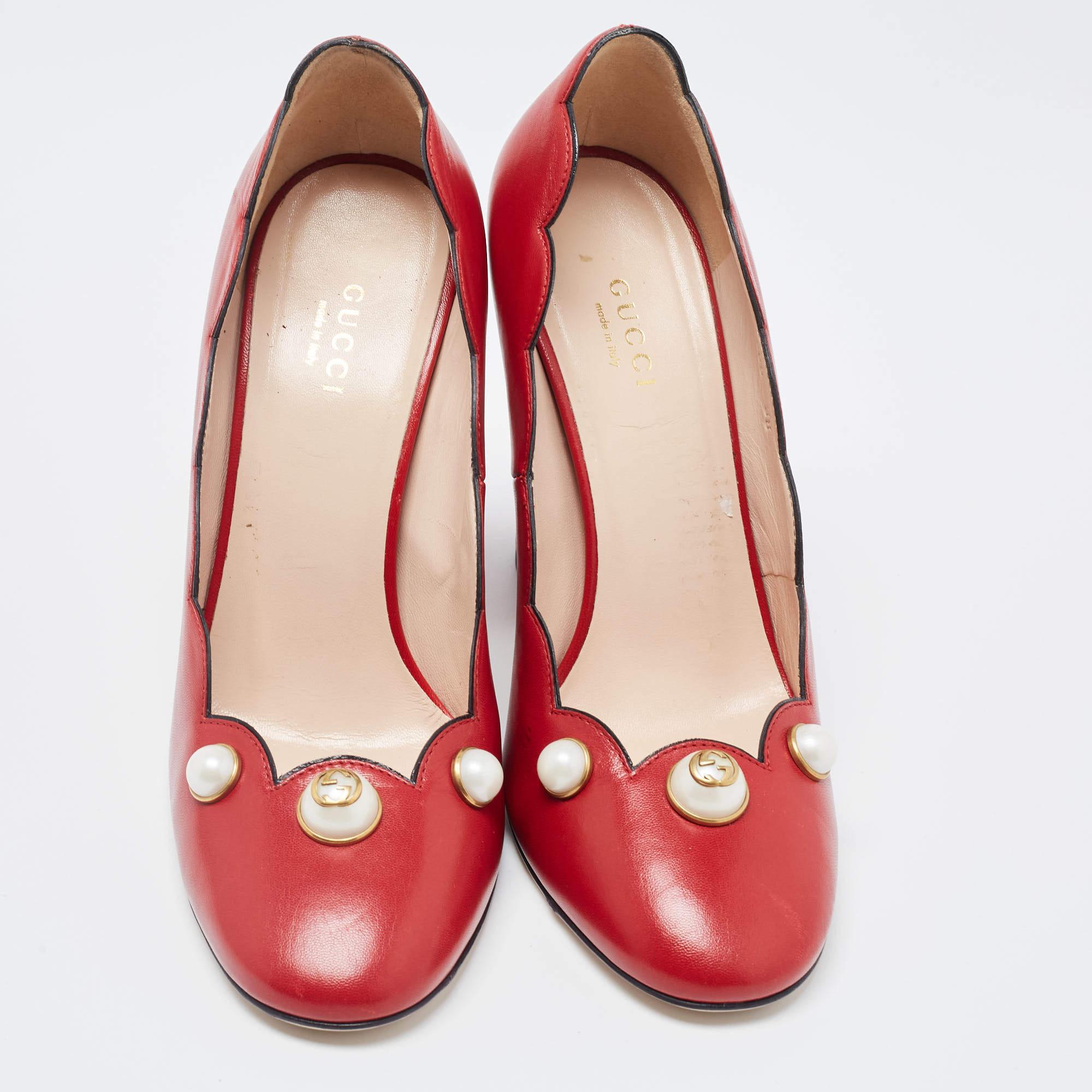 Women's Gucci Red Leather Scalloped Willow Pearl Embellished Block Heel Pumps Size 38 For Sale