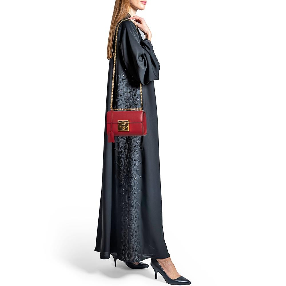 Creativity and innovation never take a backseat in designs of Gucci. Made from leather, this bag signifies the brand's rich heritage and meticulous craftsmanship. It can be stylishly carried with the chain shoulder strap, and it flaunts gold-tone