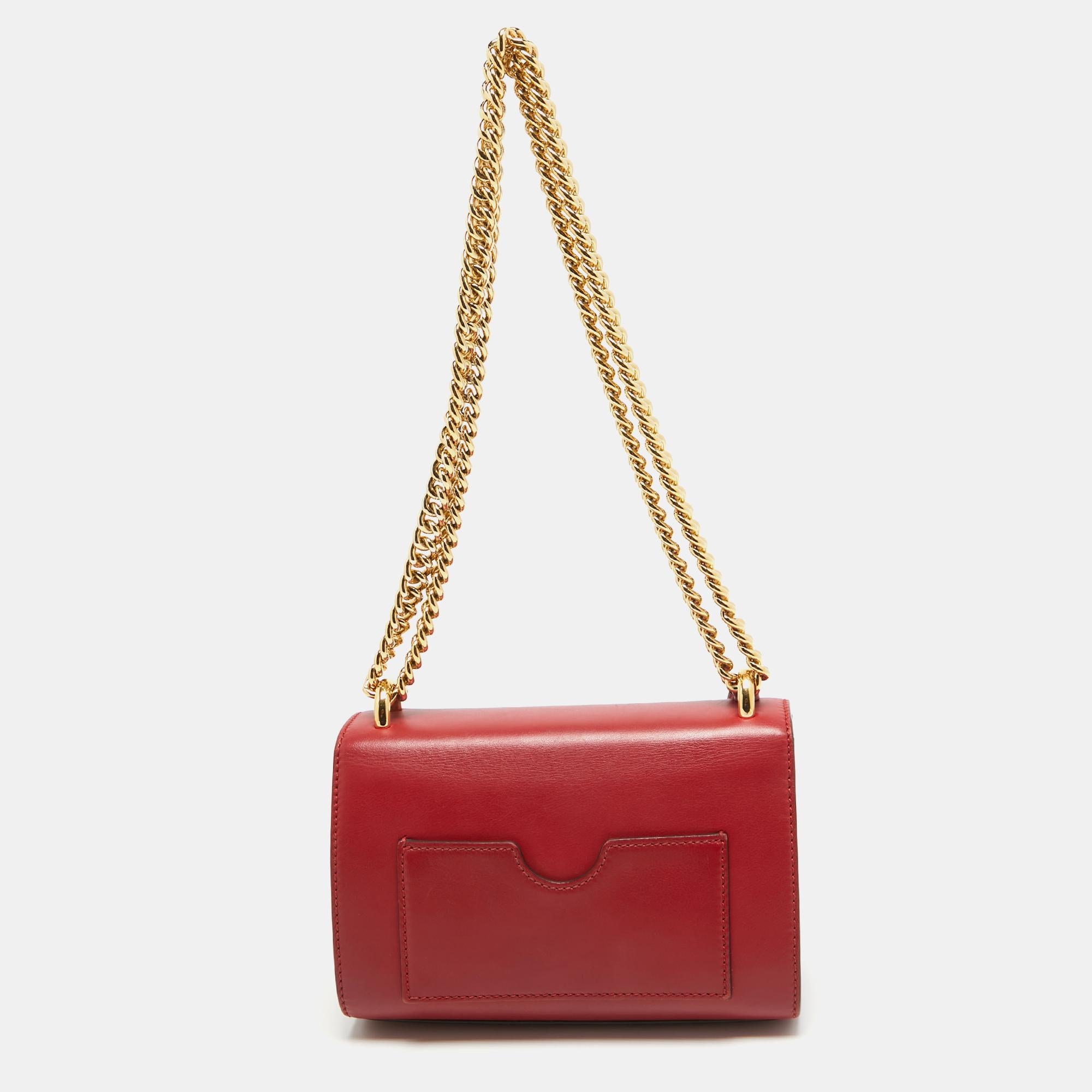 Gucci Red Leather Small Padlock Shoulder Bag In Fair Condition In Dubai, Al Qouz 2