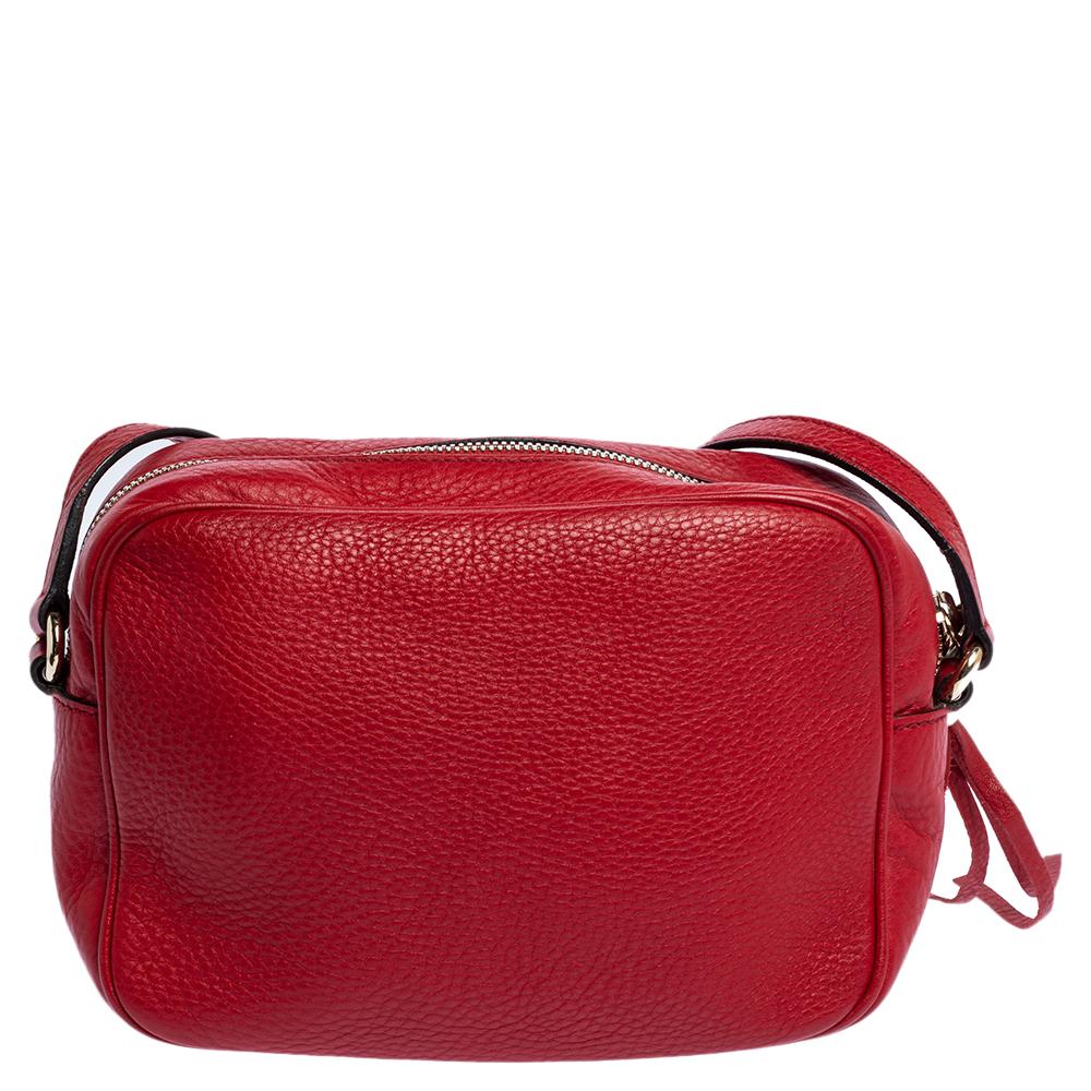 Made in Italy, this Soho Disco bag by Gucci has been crafted out of red leather, lined with canvas on the inside and sized to fit in your essentials. It has gold-tone hardware, top zip closure with a stylish tassel pull, and the signature