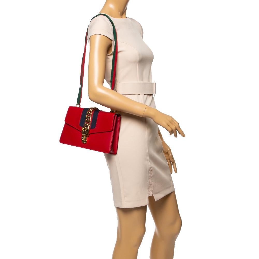 Gucci Red Leather Small Web Chain Sylvie Shoulder Bag In Good Condition In Dubai, Al Qouz 2