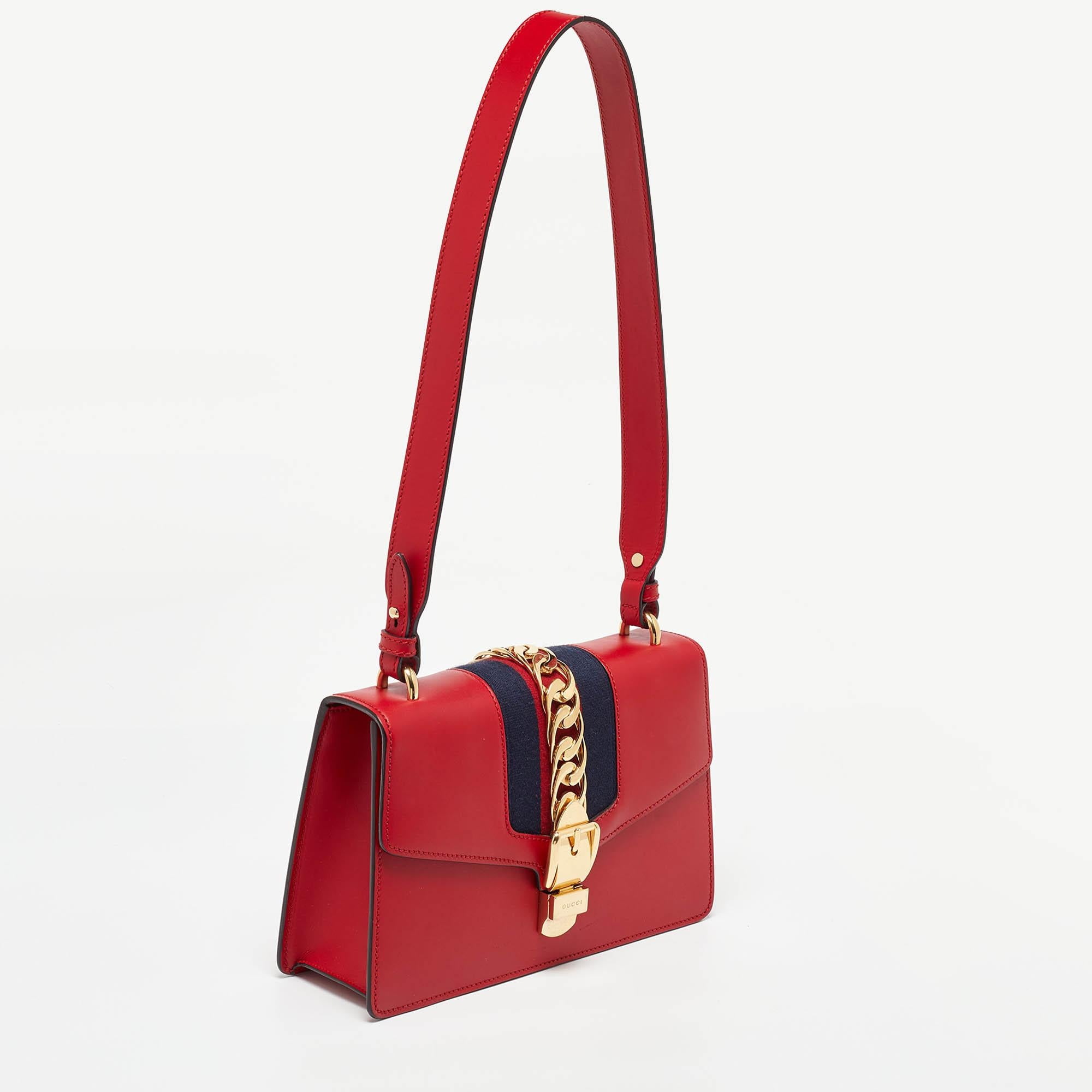 Gucci Red Leather Small Web Sylvie Shoulder Bag In Good Condition For Sale In Dubai, Al Qouz 2