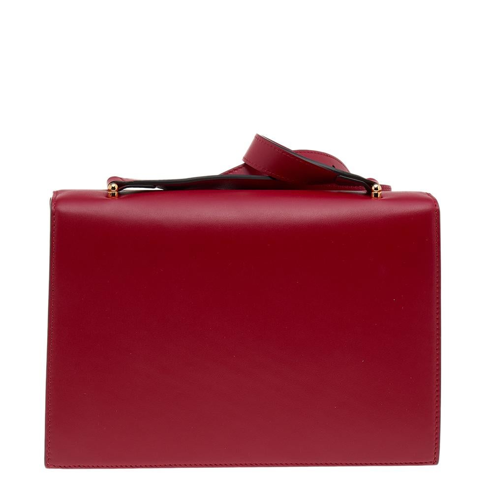 Masterfully created, this Gucci bag is a style icon you cannot do without. An excellent complement to your look is this bag in a shade of red. The bag will be a refined essential to your look, expertly tailored, this leather bag will be