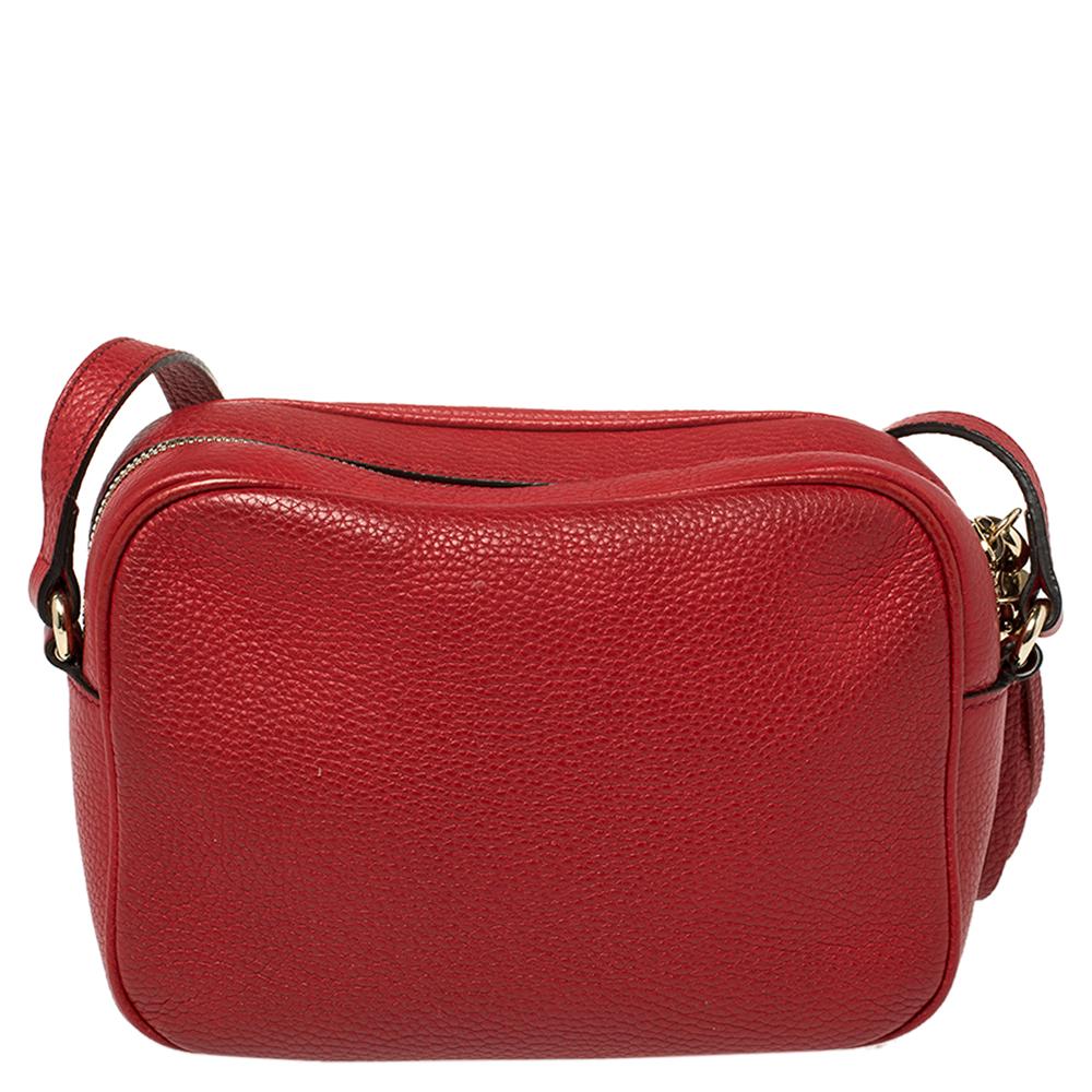 Ideal for both evening and daytime outings, this Soho Disco bag by Gucci deserves to be in your closet. Made from red leather, the exterior features an oversized interlocking G logo on the front, and the interior is secured by a zip closure. The bag