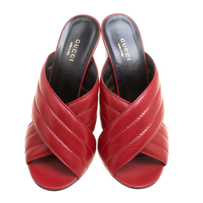 Finesse and poise will all come naturally to you when you step out in this pair of red mules from Gucci. Crafted from leather, the mules feature an open toe silhouette and have been styled with crossover vamp straps, comfortable insoles and 11.5 cm