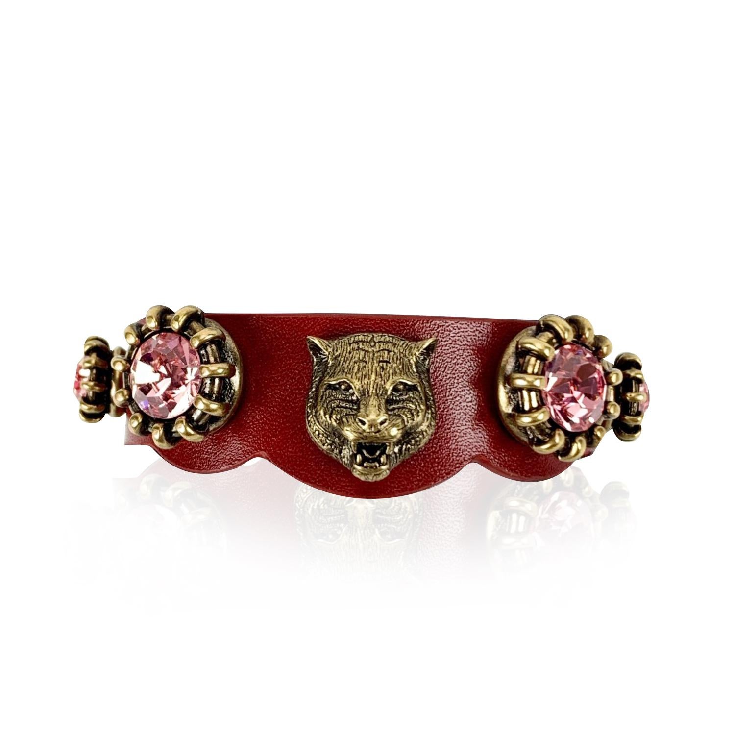 Taille brillant Gucci Bracelet tigre tête de tigre en cuir rouge et cristaux roses jamais porté