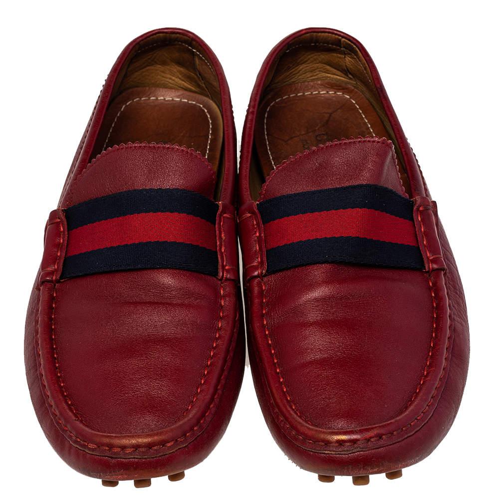 Es gibt nichts Bequemeres und Stilvolleres als ein Paar Loafers wie diese von Gucci. Dieses Paar in schlichter Silhouette hat einen Korpus aus rotem Leder und ist mit dem charakteristischen Web-Detail an der Lasche versehen. Er ist mit dezenten,