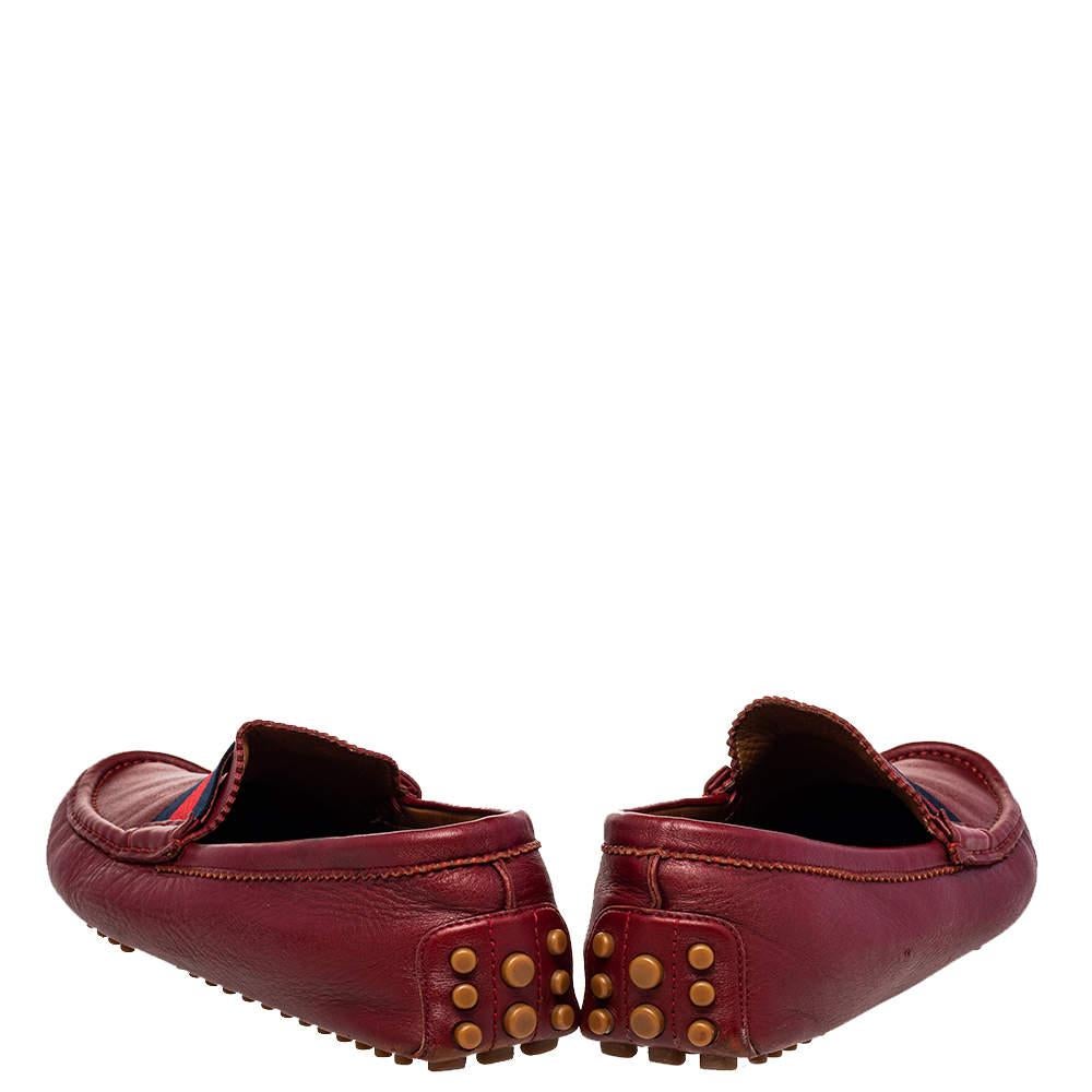 Gucci Rote Leder Webdetail Slip On Loafers Größe 43,5 im Zustand „Gut“ im Angebot in Dubai, Al Qouz 2
