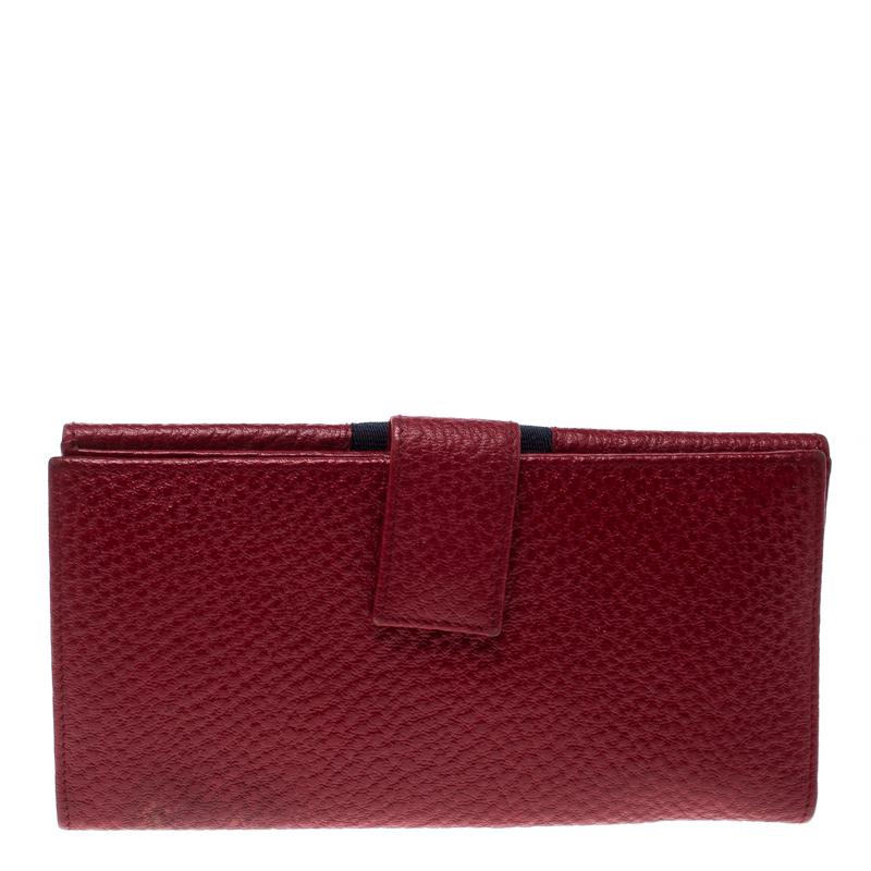 This wallet from Gucci is an ideal creation for a fashionista. It has been crafted from leather and it flaunts the classic web detailing along with the interlocking GG logo on the front. It also comes equipped with a flap that opens to reveal an