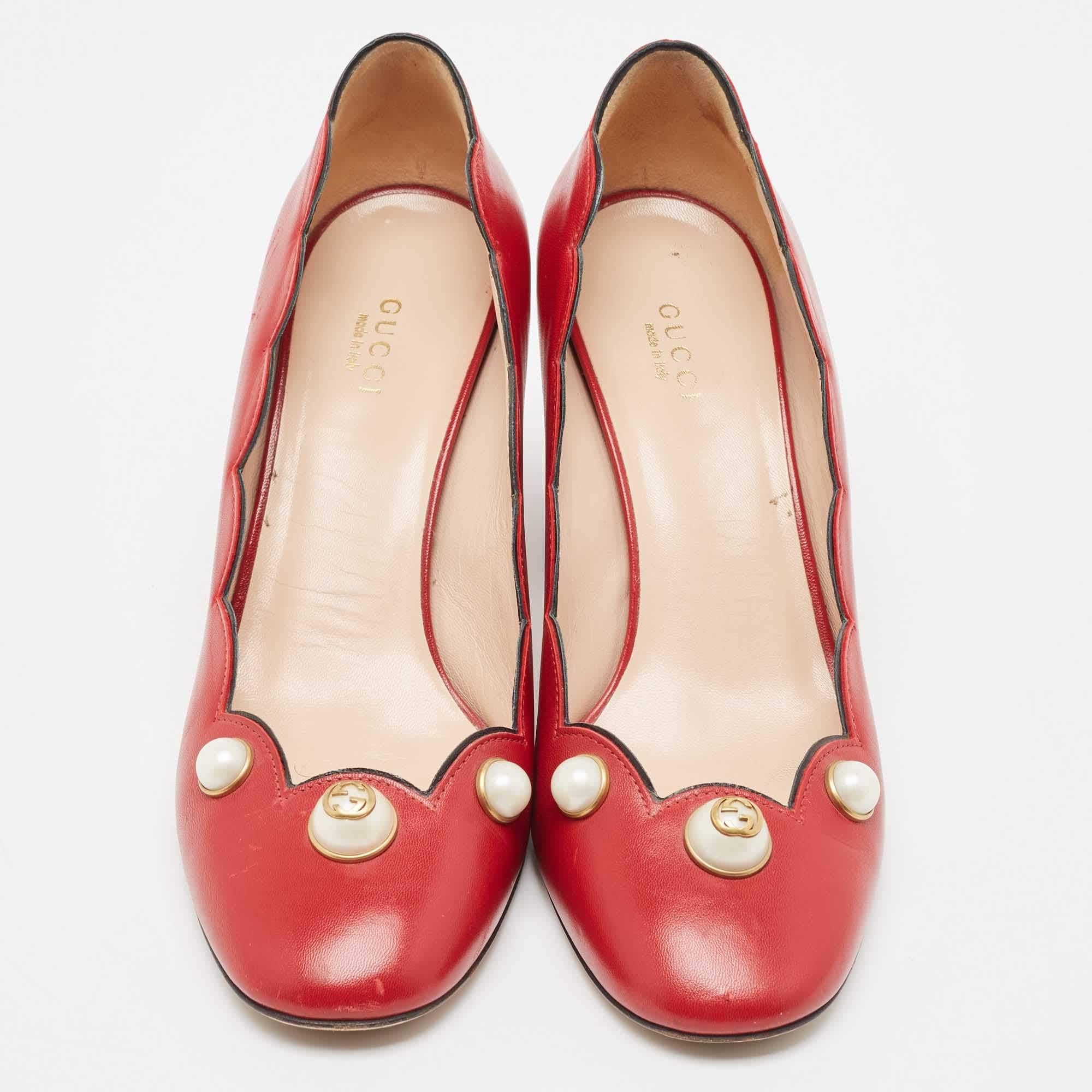Gucci Red Leather Willow Faux Pearl Block Heel Pumps Size 38 In Fair Condition In Dubai, Al Qouz 2
