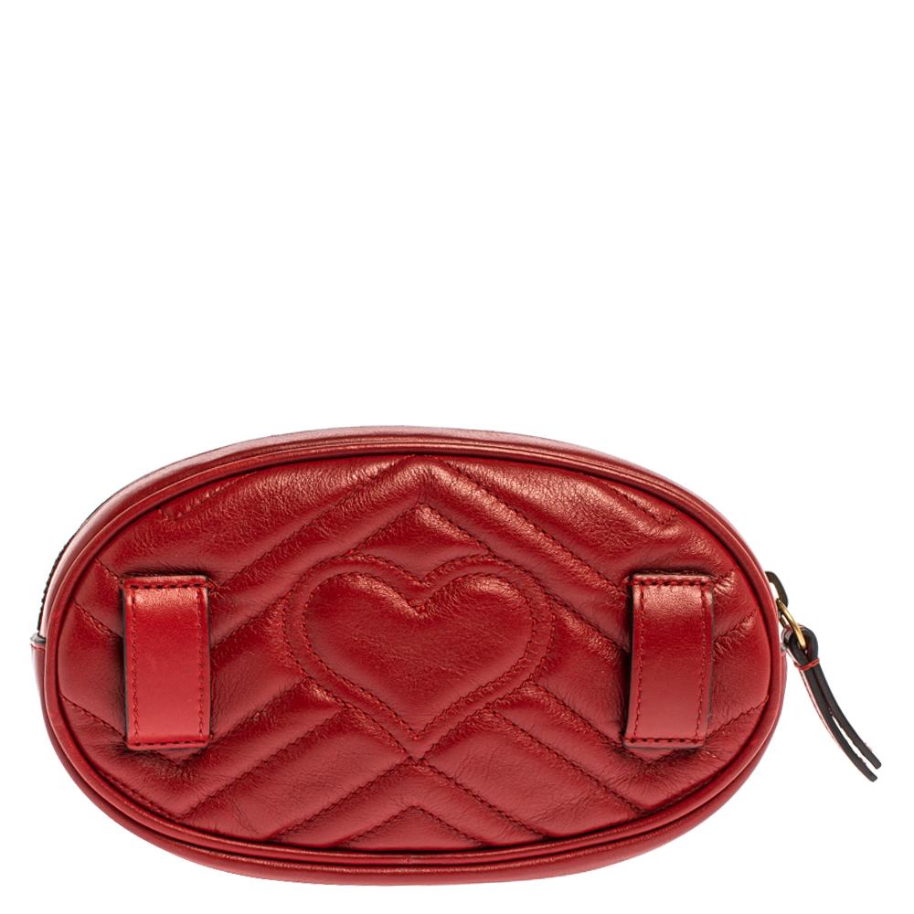 The Marmont belt bag has been exquisitely crafted from leather using the matelassé technique and equipped with a well-sized suede interior. On the front flap, there is a GG logo and the buckle belt is provided for you to fasten it. A chic bag like