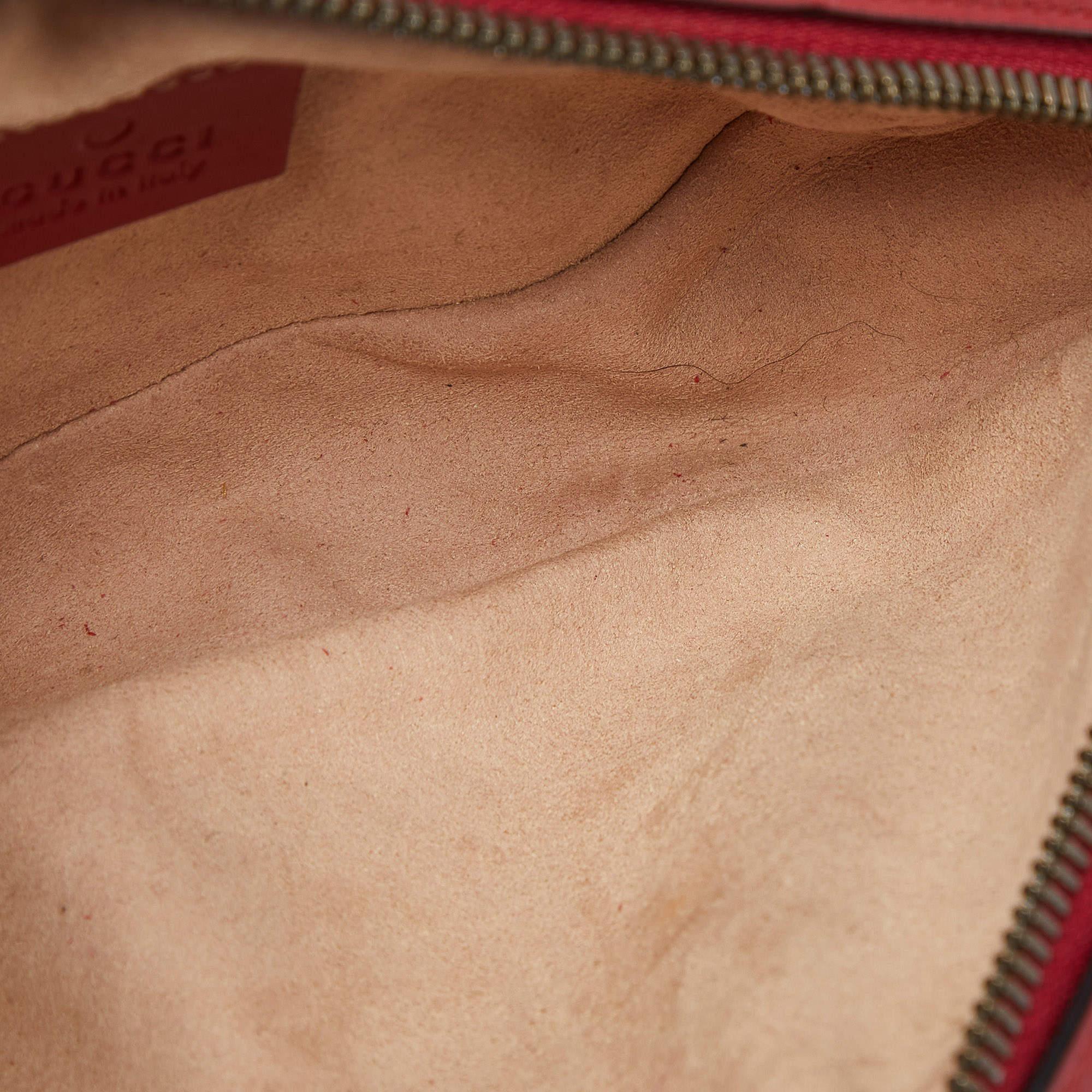Gucci - Sac à ceinture GG Marmont en cuir matelassé rouge en vente 2