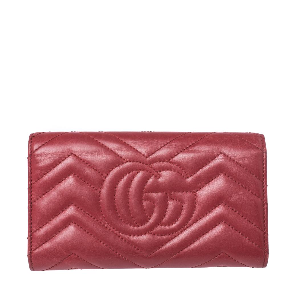 The Marmont range of designs by Gucci has gained such wide popularity around the world. It's time you update your wardrobe with a piece from that range. This continental wallet is simply stylish. It comes made from Matelasse leather in a sleek shade