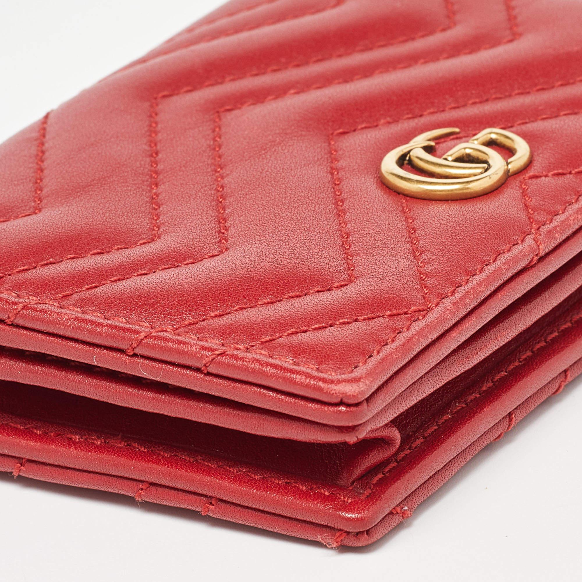 Gucci Red Matelassé Leather GG Marmont Flap Card Case In Good Condition In Dubai, Al Qouz 2