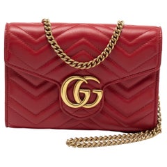 Gucci - Portefeuille en cuir matelassé rouge GG Marmont sur chaîne