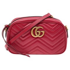 Kleine GG Marmont Crossbody-Tasche aus rotem Matelas Leder von Gucci