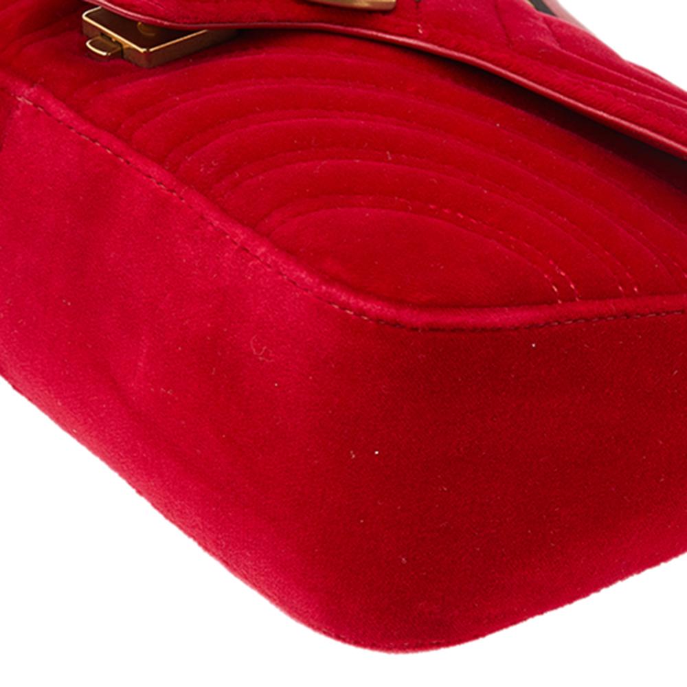 Gucci Red Matelassé Velvet Small GG Marmont Shoulder Bag In Good Condition In Dubai, Al Qouz 2