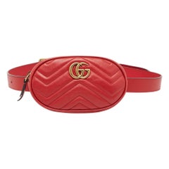 Riñonera Gucci Mini GG Marmont de piel matelassé roja