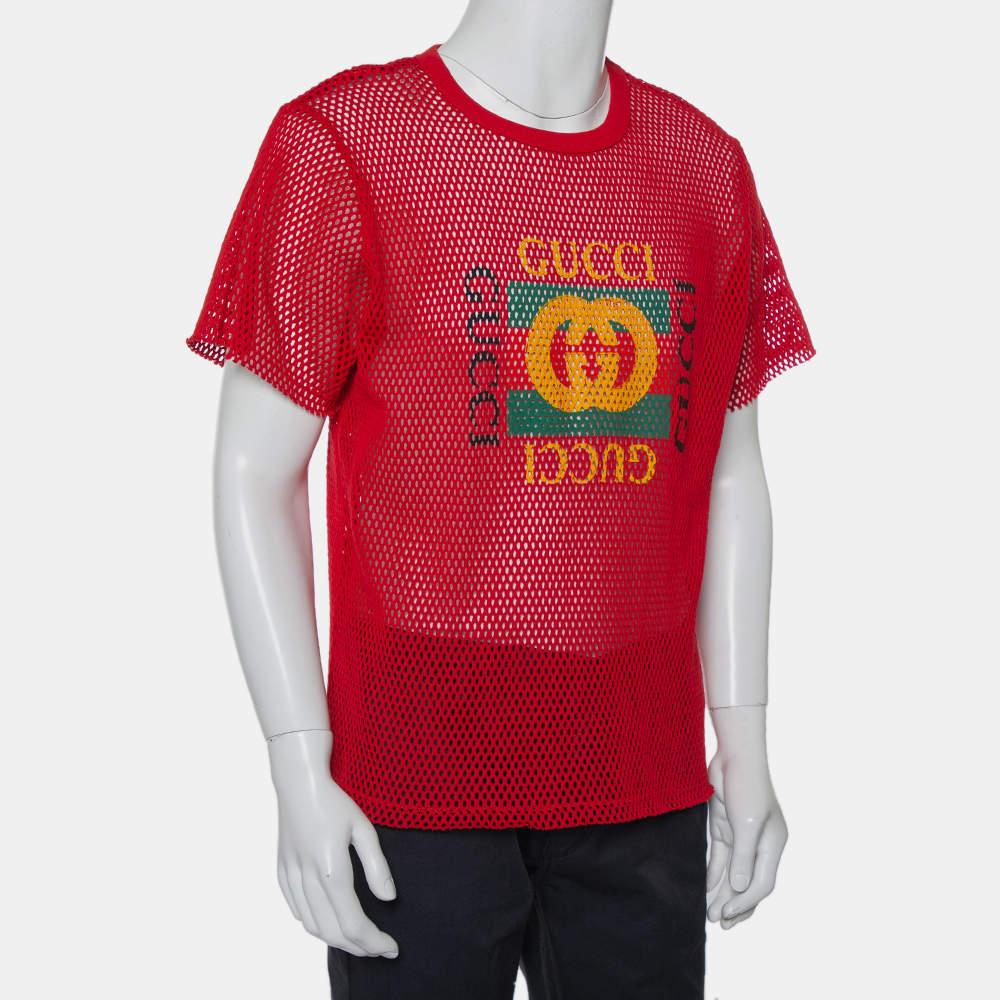 Dieses Gucci Herren-T-Shirt aus rotem Mesh hat eine lockere Passform, einen Rundhalsausschnitt und kurze Ärmel. Das leichte, in Italien gefertigte Hemd ist mit dem Logo der Marke auf der Vorderseite versehen.

