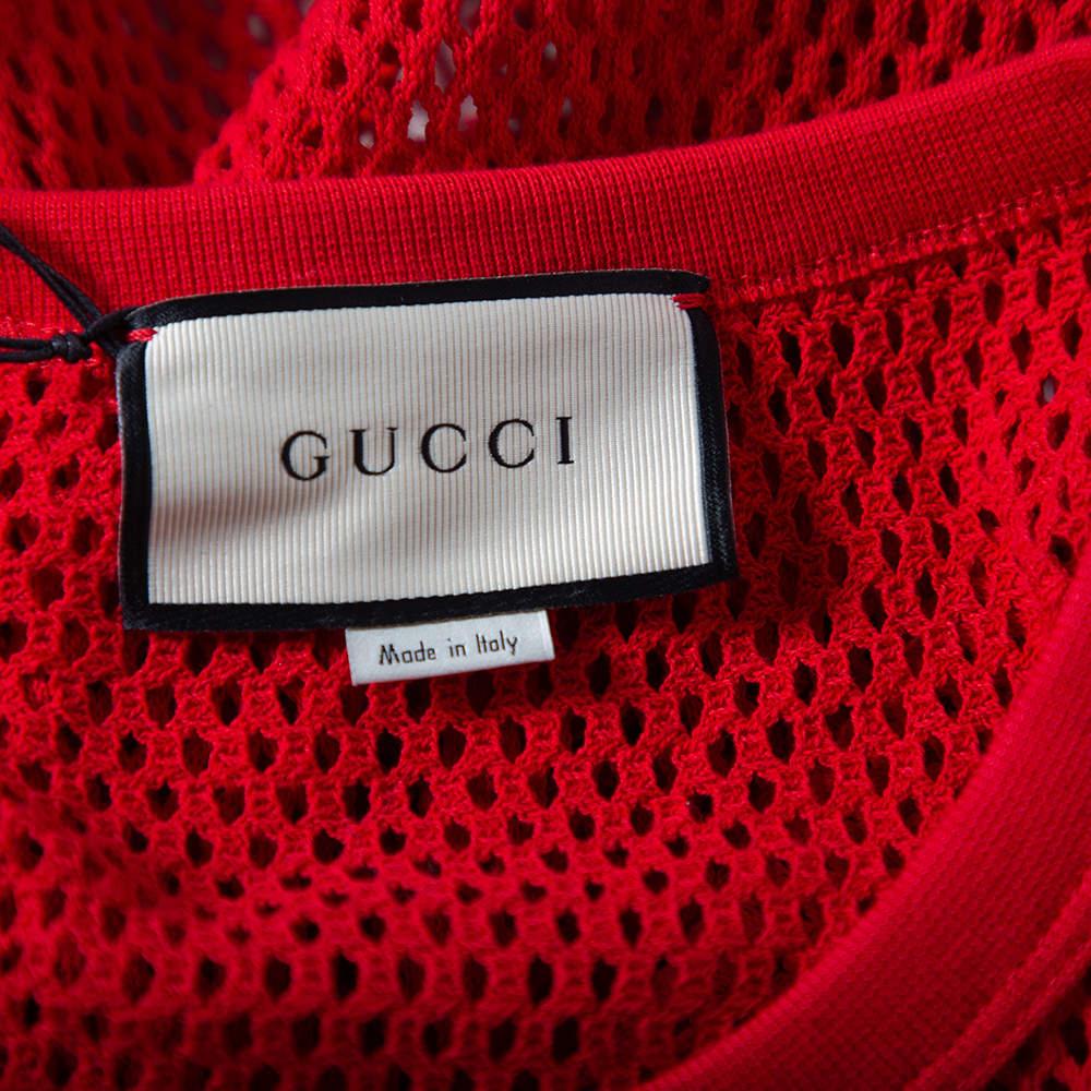 Gucci Rotes bedrucktes Crewneck-T-Shirt aus Mesh mit Logo XS im Zustand „Neu“ im Angebot in Dubai, Al Qouz 2