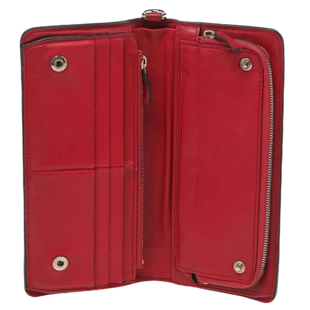 Store your essentials effortlessly in this sturdy Microguccissima leather wallet. With this classy wallet from Gucci, your essentials need not be mundane anymore. The impeccable design and red color of this wallet impart a suave touch.
